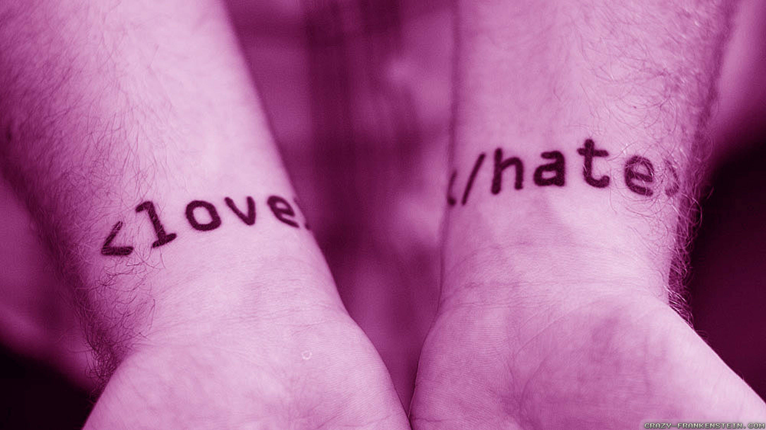 鎖鏈之心：不滅之愛 壁紙 — 兩個手腕上有紋身，在紫色燈光下顯示<love>和</hate>。