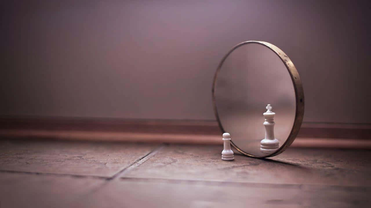 鏡中映照的國際象棋棋子 壁紙