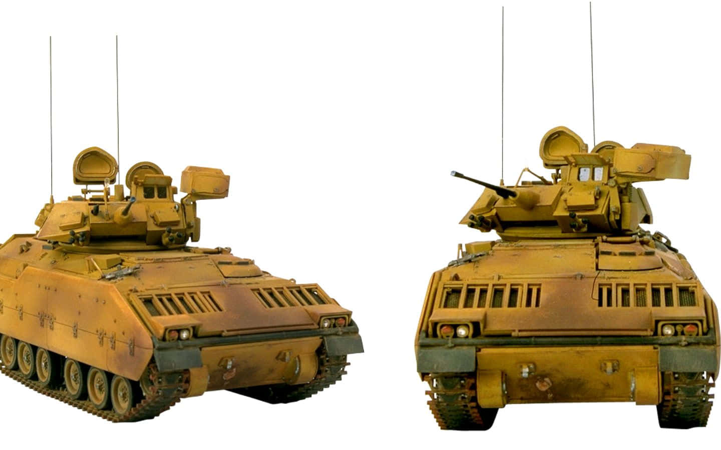 兩輛軍用裝甲車從前後角度顯示。