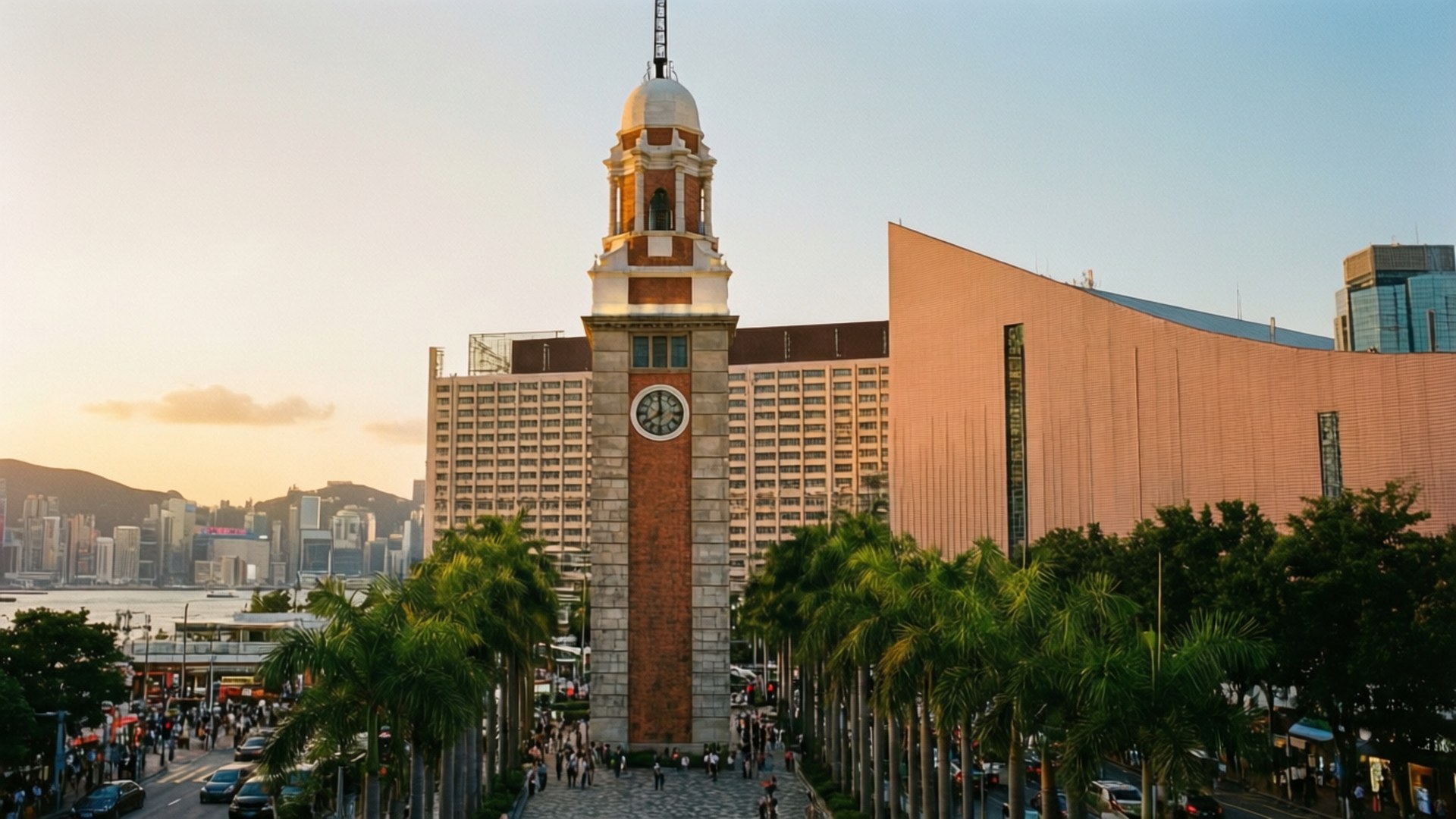 鐘樓金光 壁紙 — 夕陽將香港的歷史鐘樓沐浴在溫暖的光芒中，棕櫚樹排列在繁忙的行人大道上。