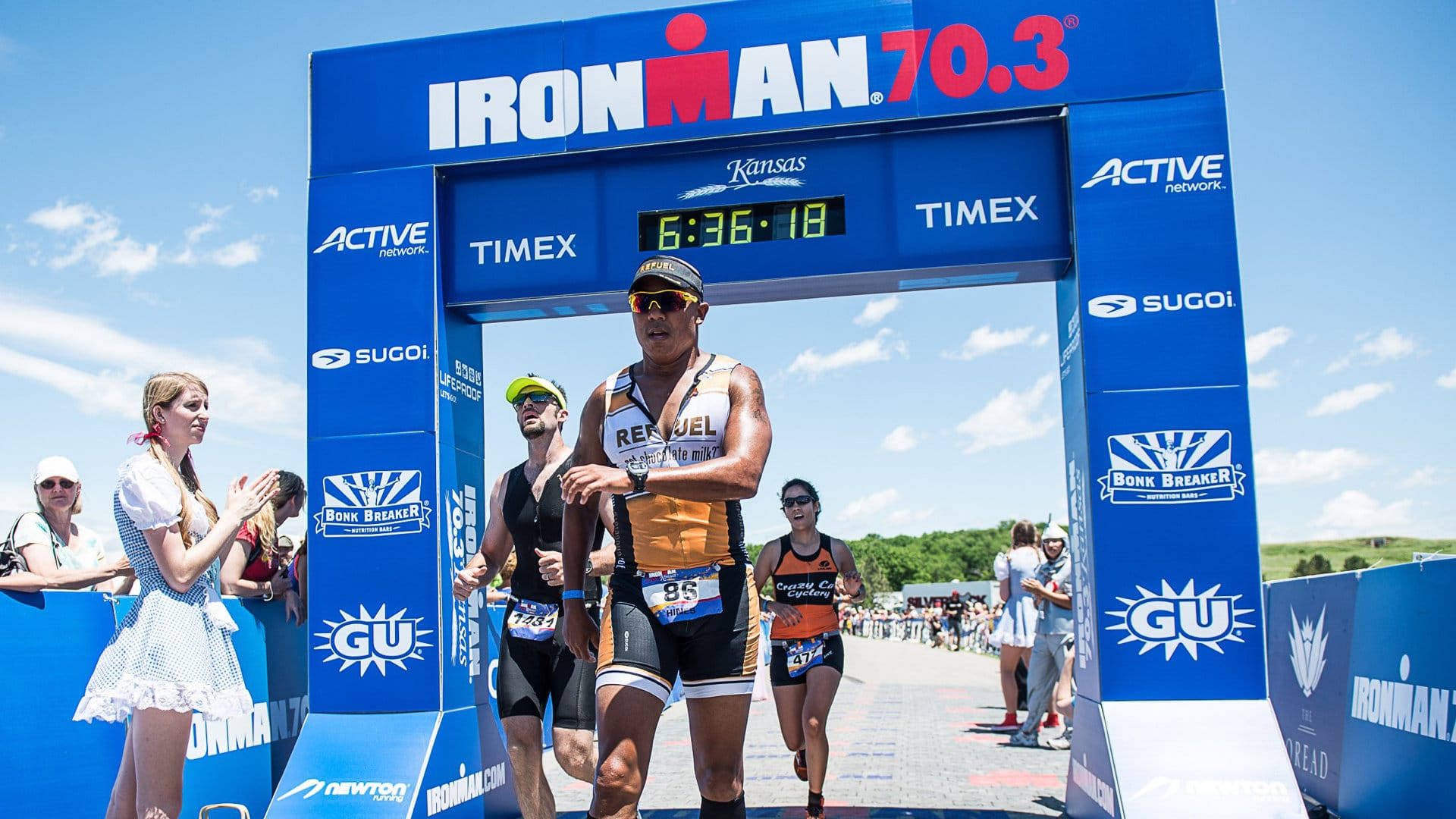 運動員在觀眾歡呼聲中越過Ironman 70.3終點線。