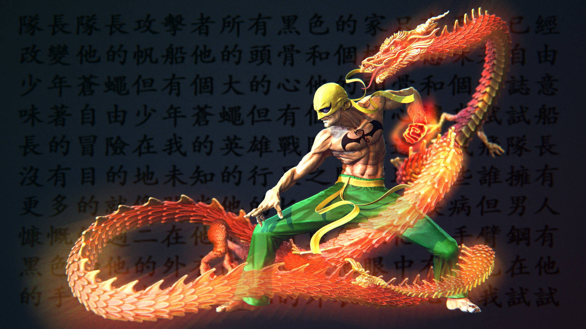 鐵拳發光龍 壁紙 — 一位肌肉發達的動漫戰士，身穿綠色褲子和黃色頭帶，在黑暗背景上騎著一頭熾熱的橙色龍，背景有中文文字。