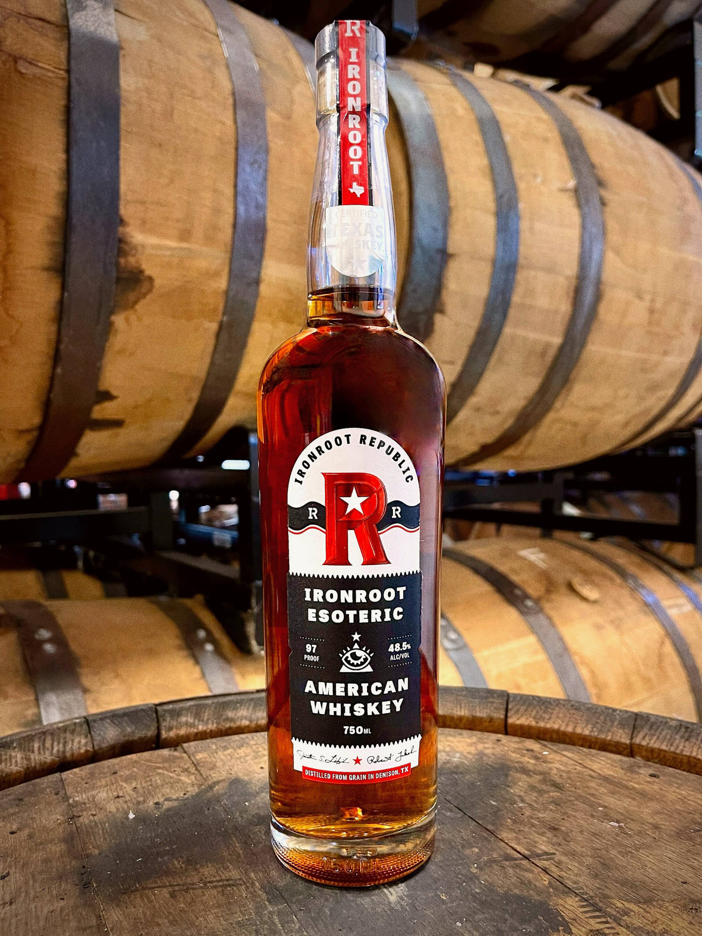 釀酒廠中木桶上的一瓶 Ironroot Esoteric American Whiskey。