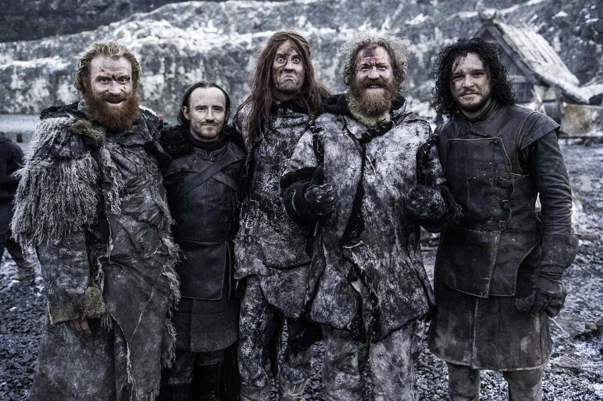 五個留鬍子的男人穿著厚重的冬季裝備，站在雪地荒原上。