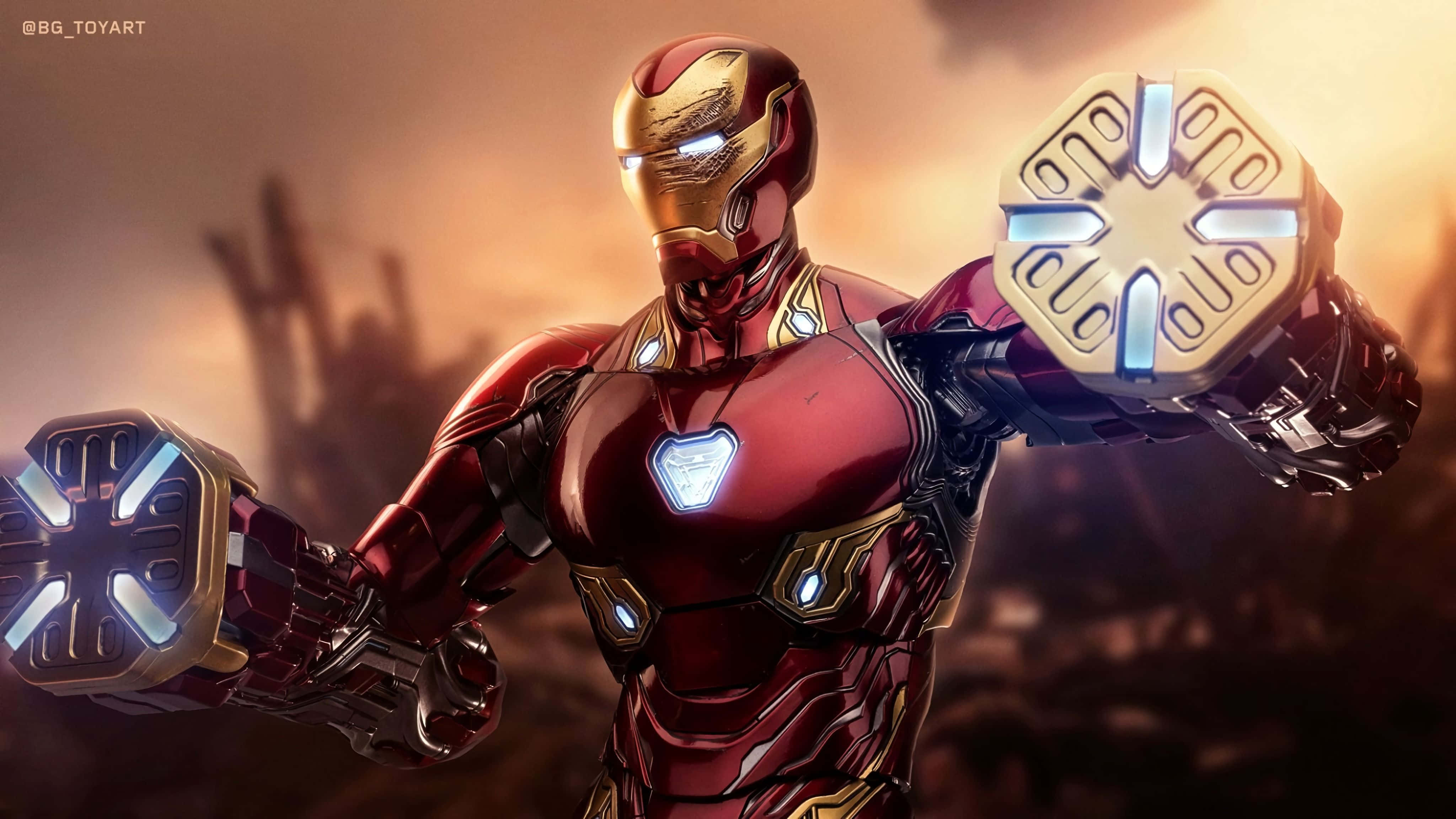 Iron Man Suit 桌布 壁紙 — 鐵甲奇俠以英雄姿態站立，發光的斥力手套在煙霧彌漫的戰場背景下閃耀。