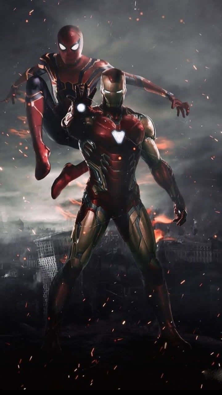 Iron Man And Spider-man 桌布 壁紙 — 鐵甲奇俠和蜘蛛俠在風暴天空下，英勇地站在崩塌的城市景觀之上，四周火花四濺。