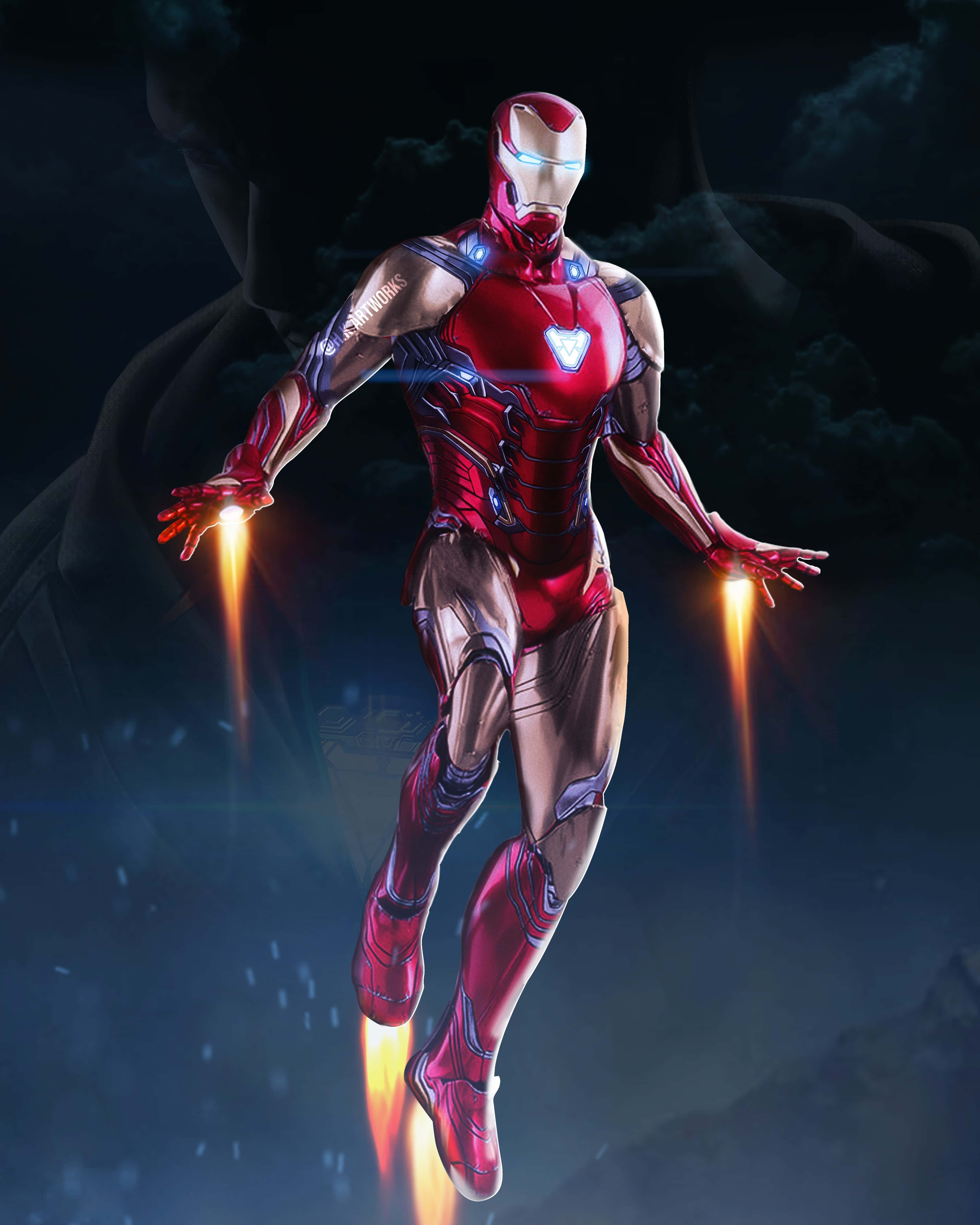 Iron Man Suit 桌布 壁紙 — 鐵甲奇俠在黑暗風暴的天空中翱翔，發光的斥力炮和弧形反應器照亮了他的紅金色戰衣。