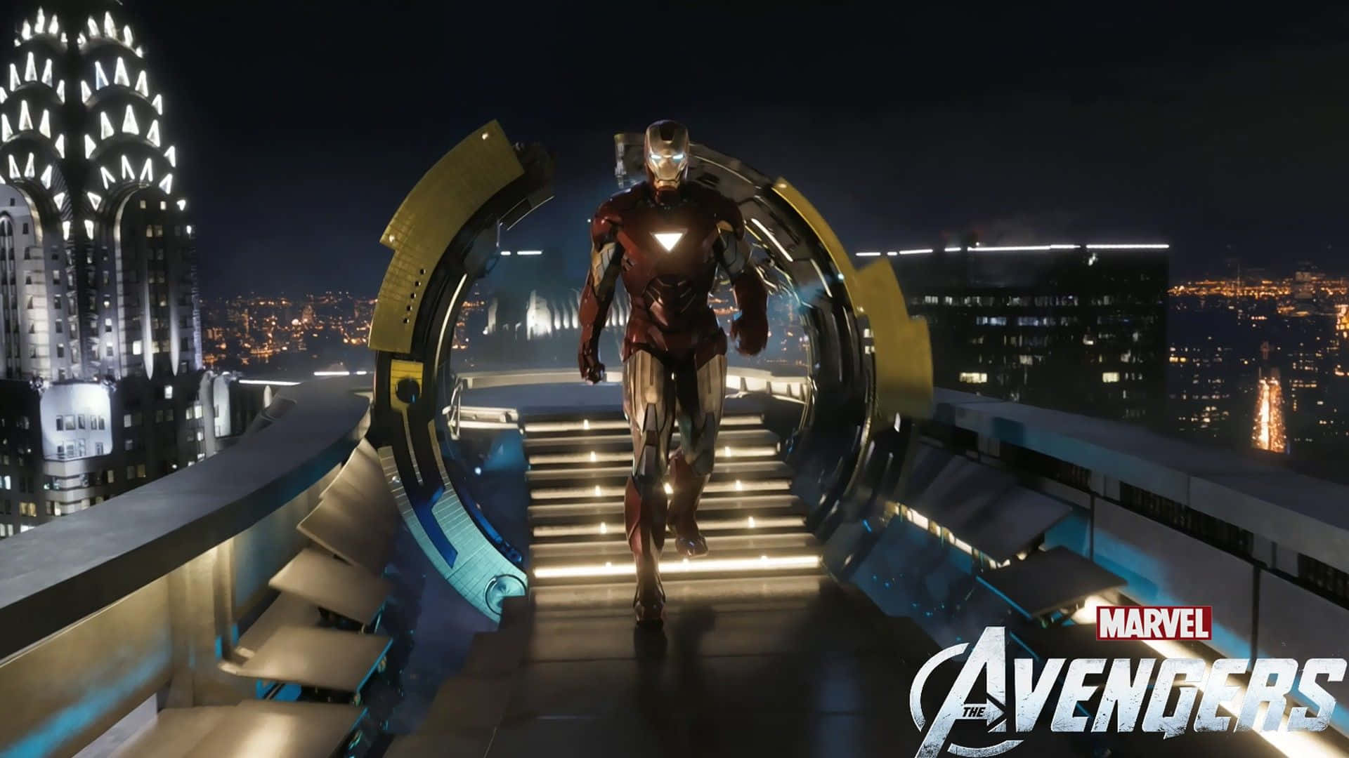 Iron Man Movies 桌布 壁紙 — 鐵甲奇俠從一個發光的傳送門中出現，站在一個屋頂上，俯瞰著夜晚霓虹燈閃爍的城市景觀。