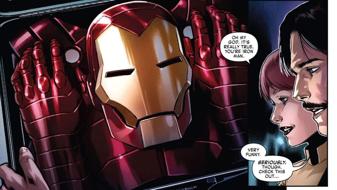 Iron Man Comics 桌布 壁紙 — 鐵甲奇俠標誌性的紅色和金色盔甲在展示櫃中展出，兩個人表現出驚訝和有趣的反應。