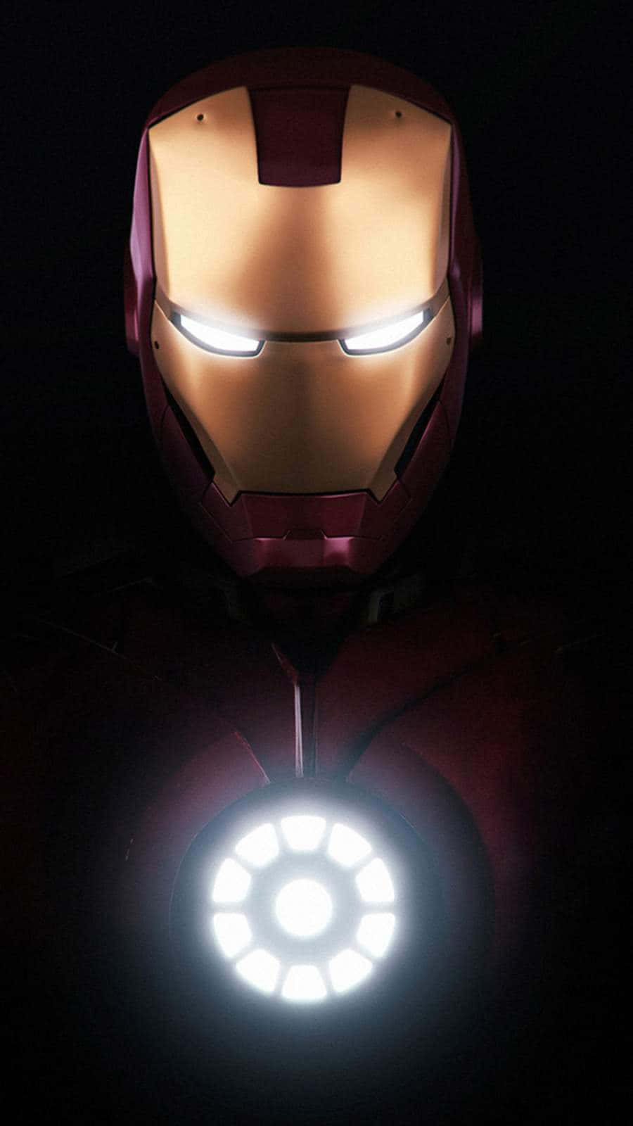 Iron Man Fan Art 桌布 壁紙 — 鐵甲奇俠發光的頭盔和胸部弧形反應器在漆黑背景中閃耀。
