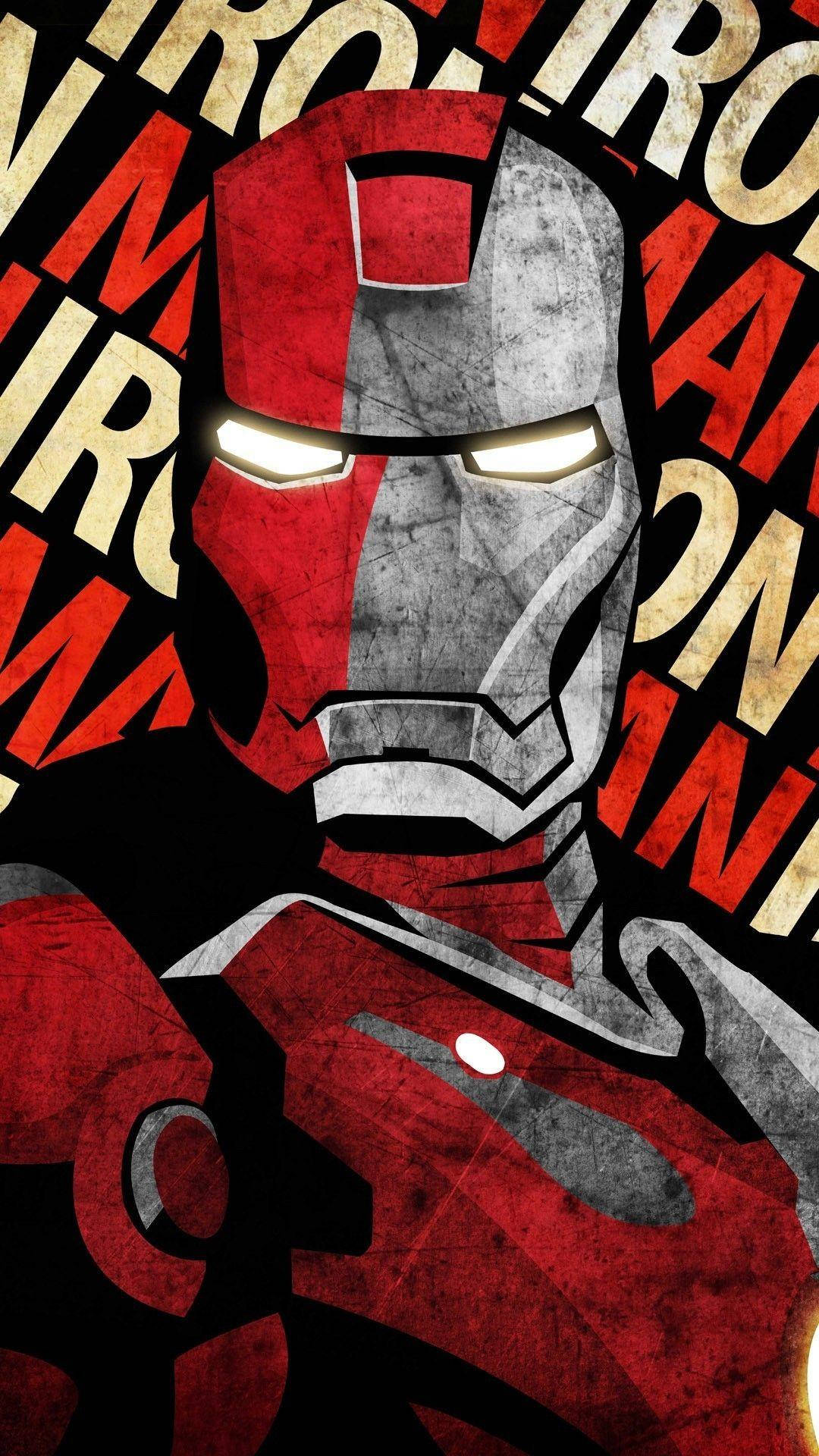 鋼鐵人 桌布 壁紙 — 鐵甲奇俠的頭盔在充滿重複 'IRON MAN' 文字的粗糙紅黑背景上，散發出強烈的白色光芒眼睛。