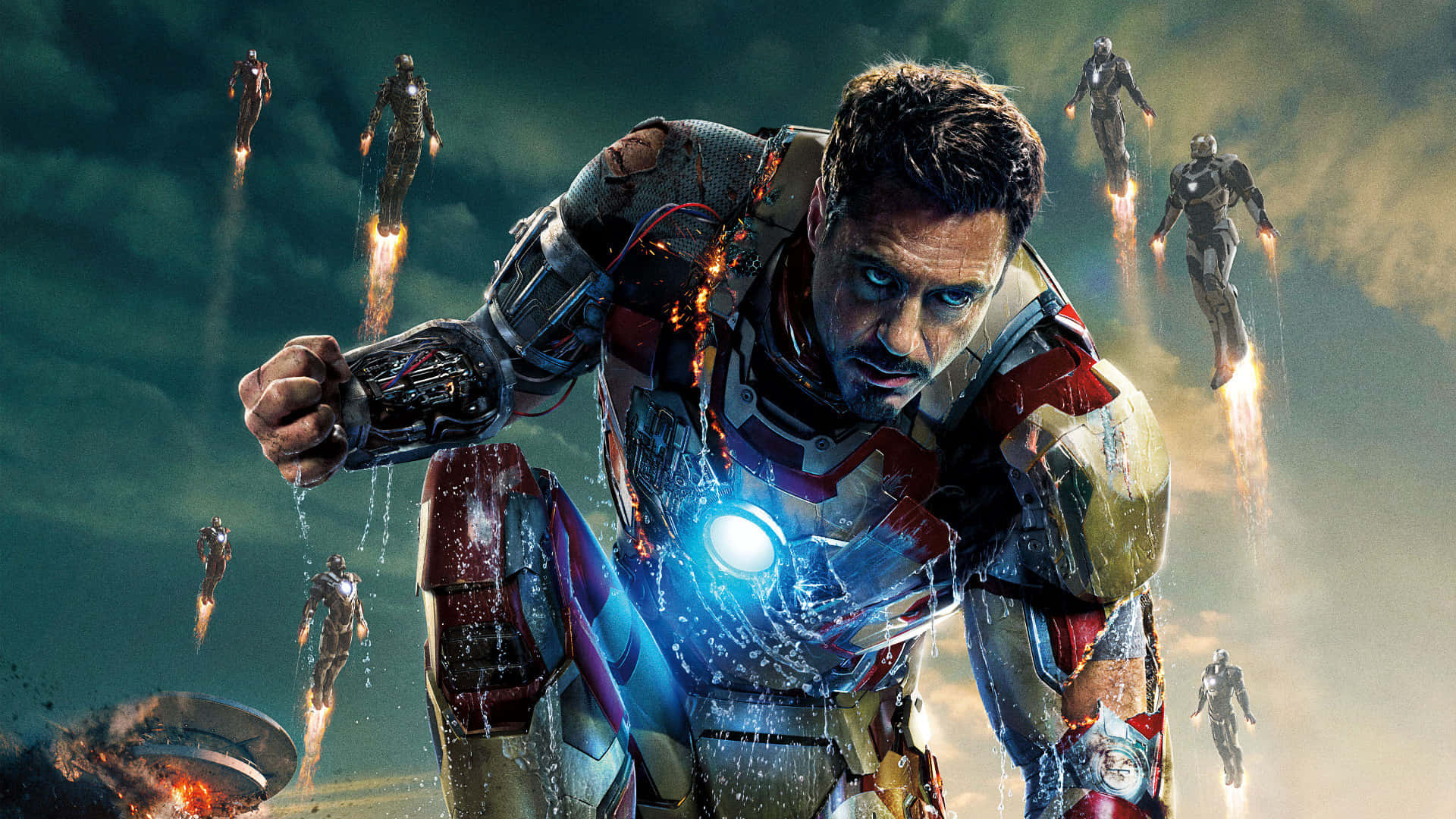Superhero Movies 桌布 壁紙 — 鐵甲奇俠穿著受損的盔甲向前衝刺，發光的弧形反應器閃耀，多套戰衣在他身後飛翔，背景是風暴天空。