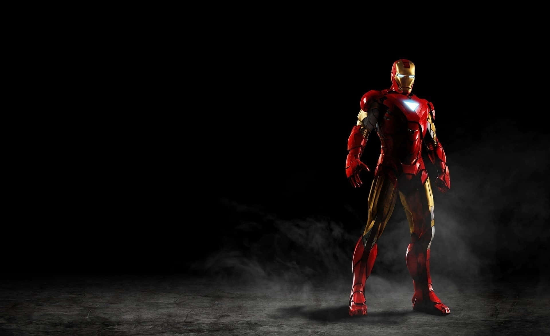 Iron Man Action Figures 桌布 壁紙 — 鐵甲奇俠身穿標誌性的紅色和金色裝甲，在黑暗煙霧繚繞的背景中，胸前反應堆閃耀光芒。