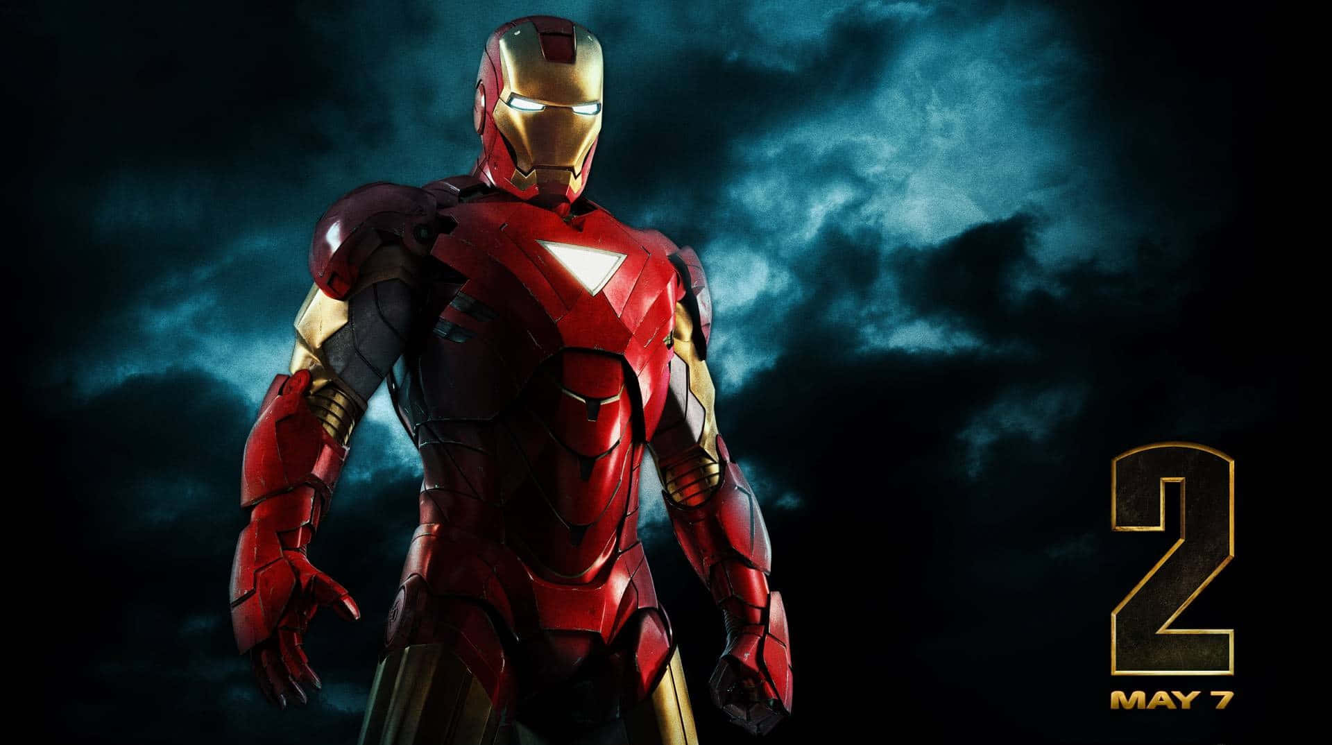 Iron Man Movies 桌布 壁紙 — 鐵甲奇俠身穿紅色和金色盔甲，在黑暗暴風雨的天空下，雙眼發光，英勇地站立。