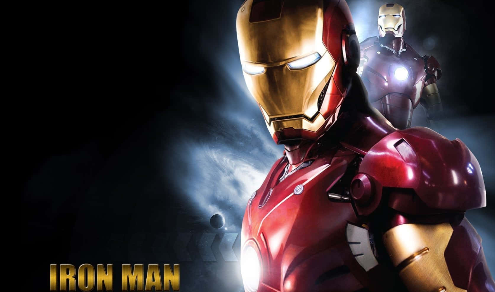 Iron Man Movies 桌布 壁紙 — 鐵甲奇俠身穿紅色和金色裝甲，在黑暗煙霧背景中英勇站立，眼睛和胸部弧形反應堆發光。
