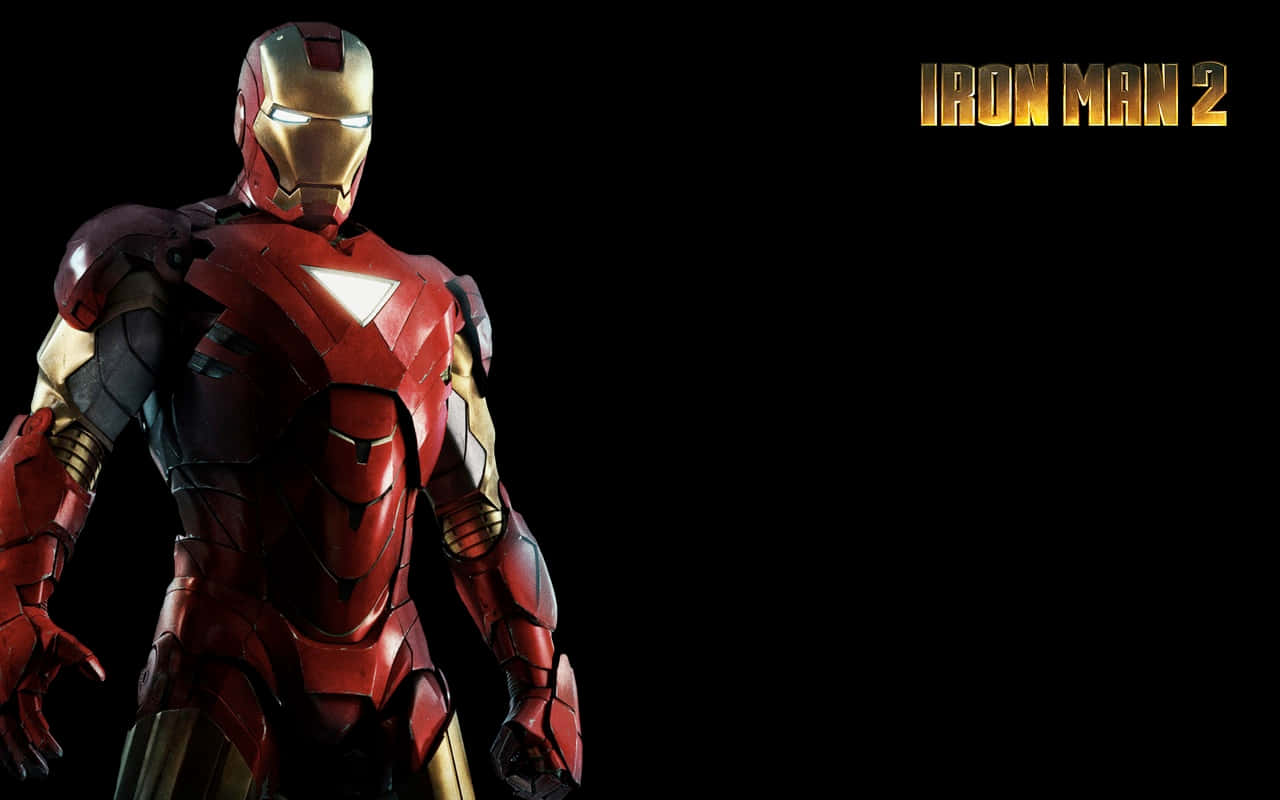 Iron Man Fan Art 桌布 壁紙 — 鐵甲奇俠身穿紅色和金色裝甲，站在黑色背景前，眼睛發光，並有金色「鐵甲奇俠2」文字。