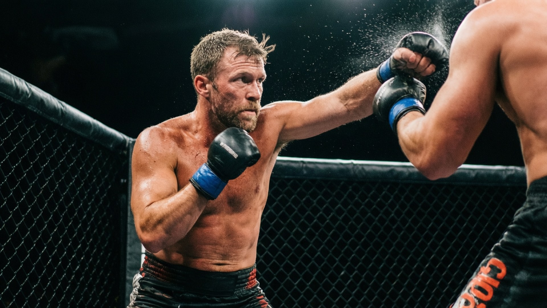 兩名拳手在明亮的燈光下於MMA八角籠內互相出拳。