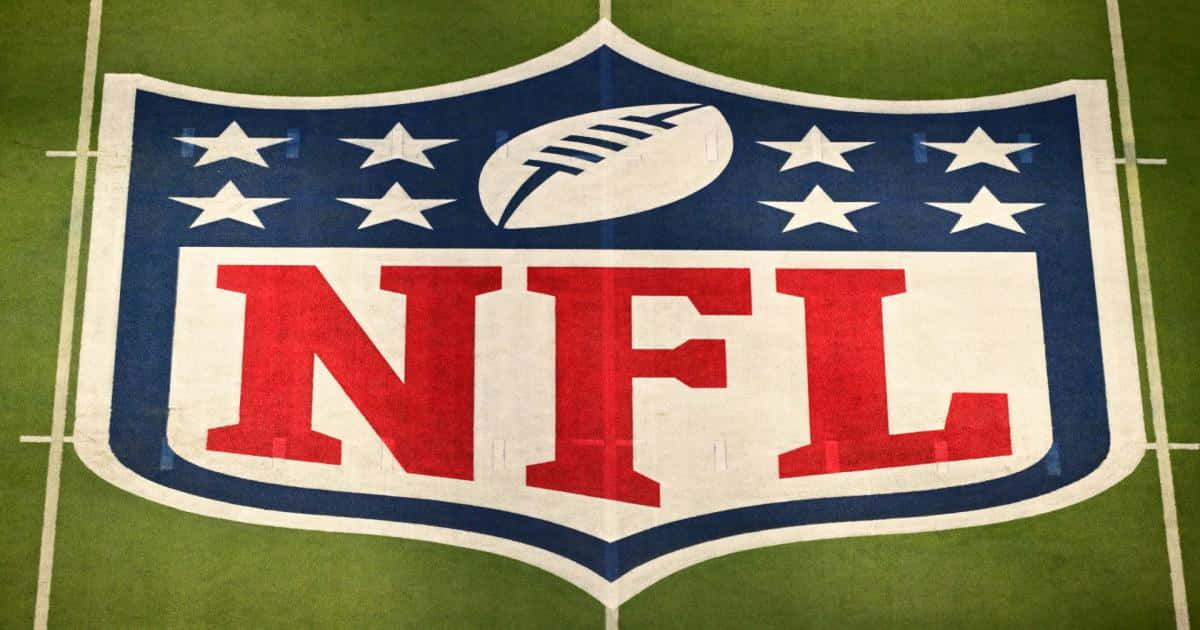 綠色足球場上的NFL標誌，帶有白色碼線