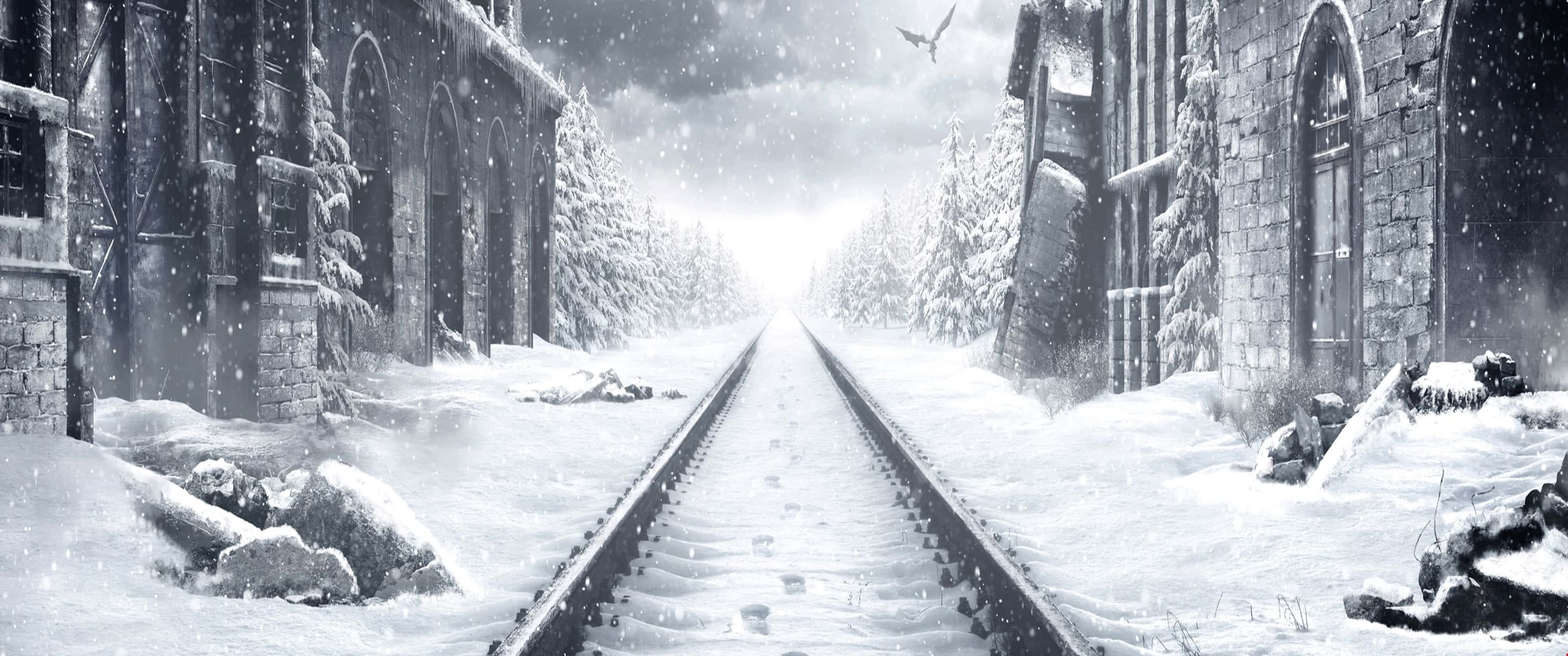 鐵路軌道 數位影像 3440x1440p 地鐵：逃離 背景 壁紙 — 雪覆蓋著廢棄的鐵路軌道，兩旁是石頭建築，在暴風雪的冬日天空下，有一隻孤獨的鳥在飛翔。