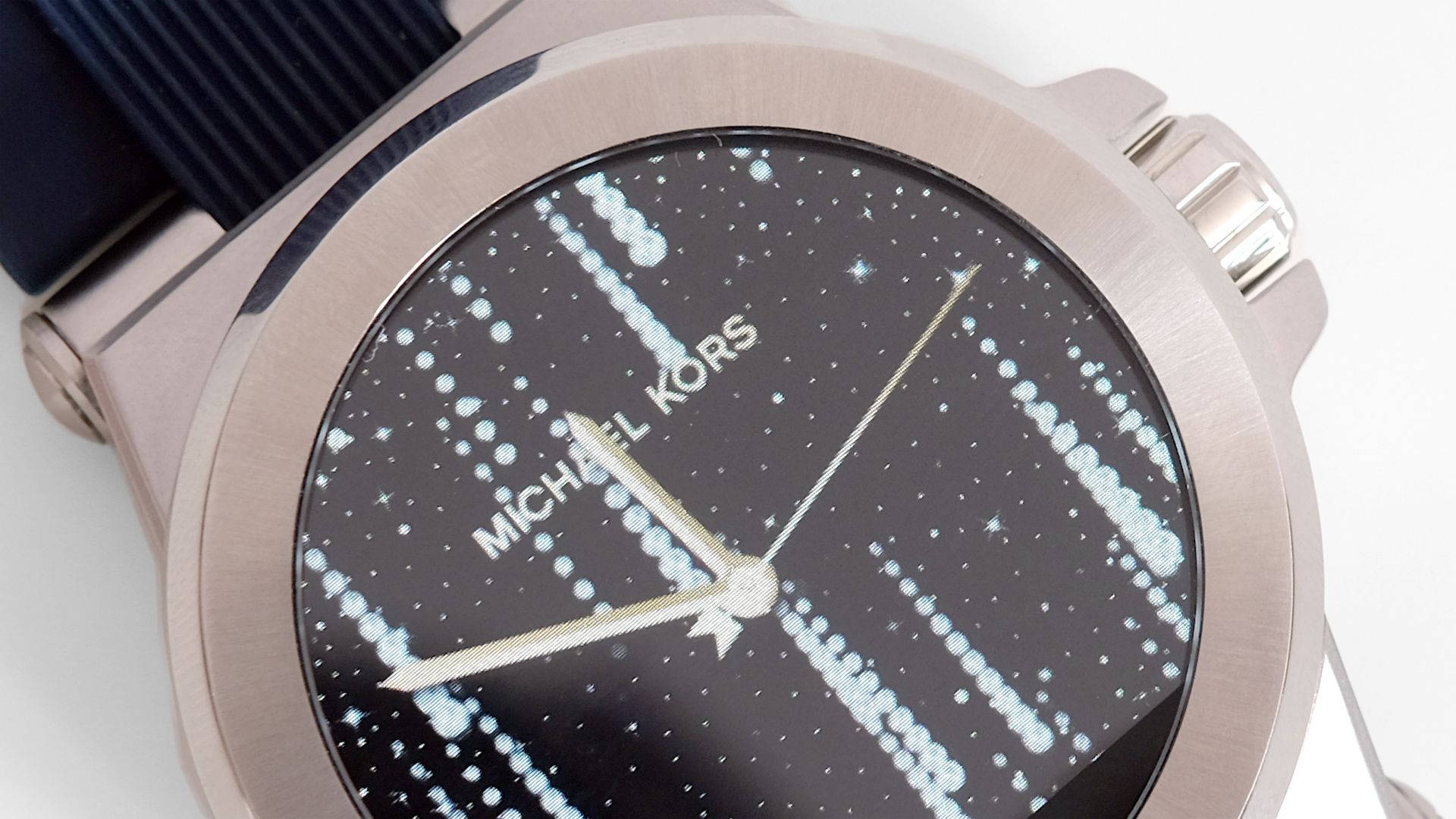 鑽石錶盤邁克高斯手錶 壁紙 — 白色背景上，Michael Kors 手錶的特寫，帶有星空錶盤和玫瑰金錶殼。