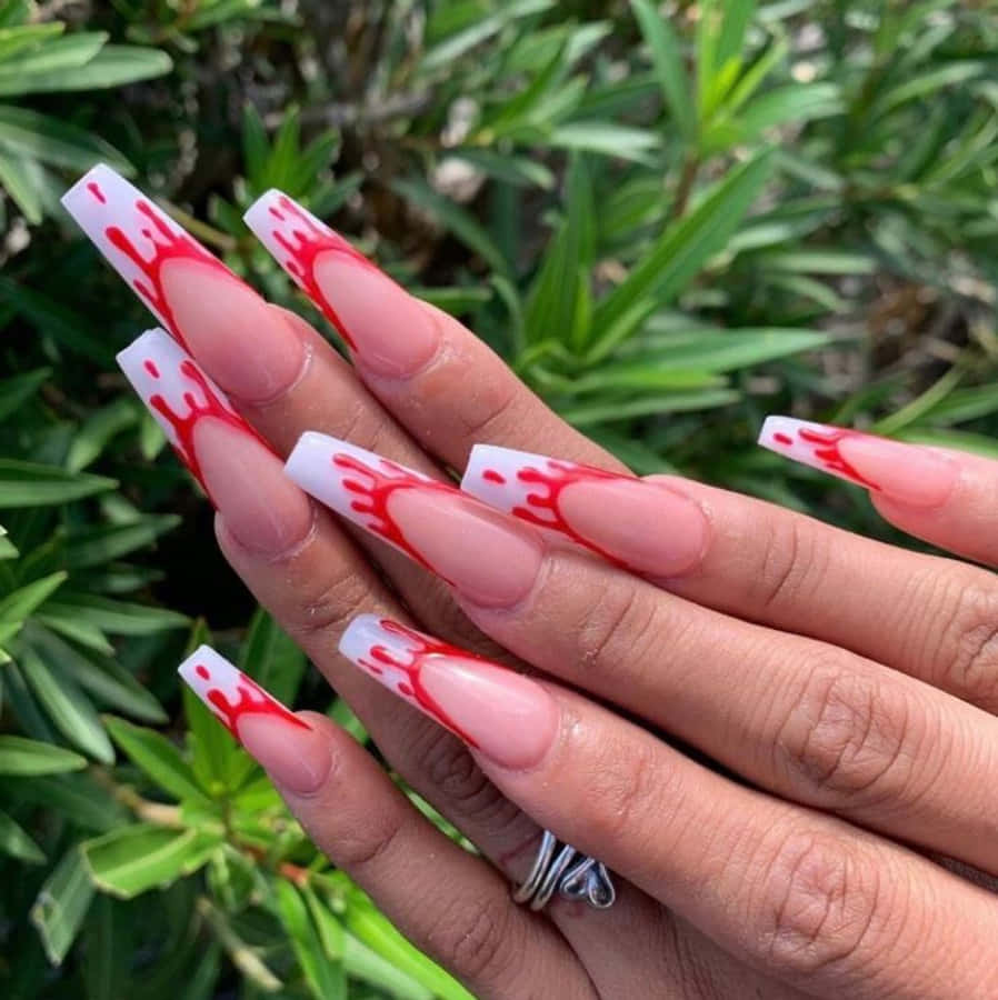 Halloween Nail Art 桌布 壁紙 — 長形亞加力指甲，白色指尖，紅色潑濺設計，襯以綠色葉子背景。