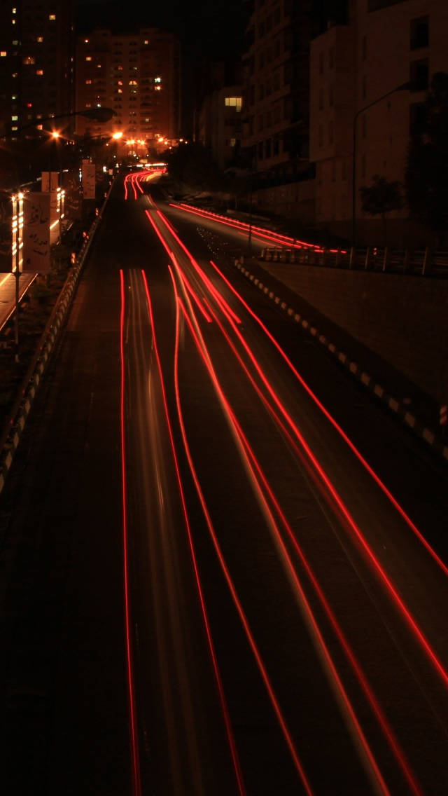 speeding car 桌布 壁紙 — 長時間曝光捕捉到夜間黑暗城市高速公路上汽車尾燈留下的鮮紅色光軌。
