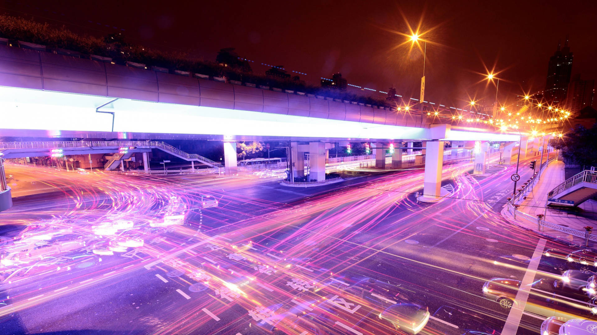 夜間城市高速公路，長曝光下汽車燈光形成條紋。