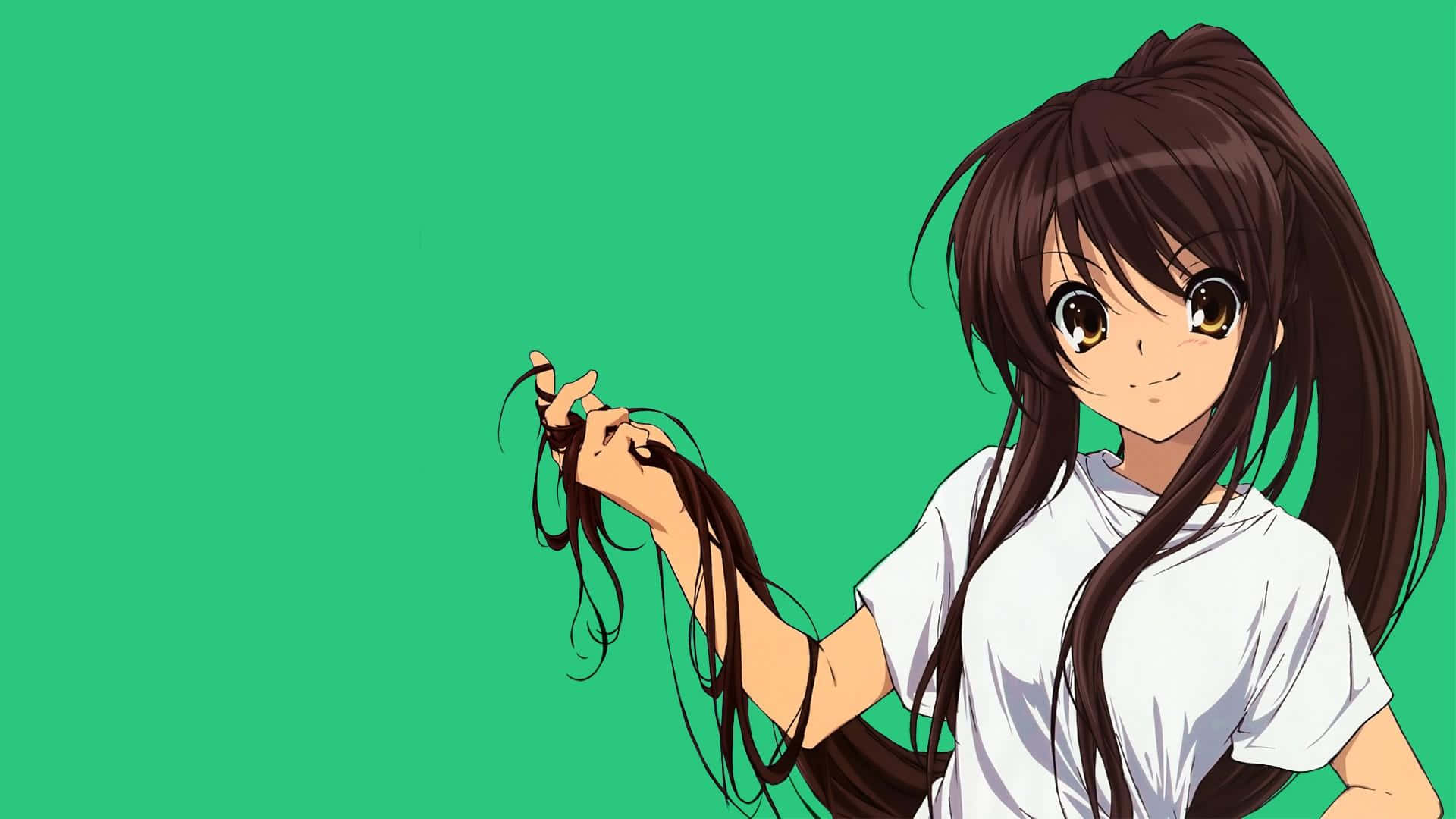 Haruhi Suzumiya 桌布 壁紙 — 長棕髮金眼睛的動漫女孩微笑著，手持一縷頭髮，背景為純綠色。