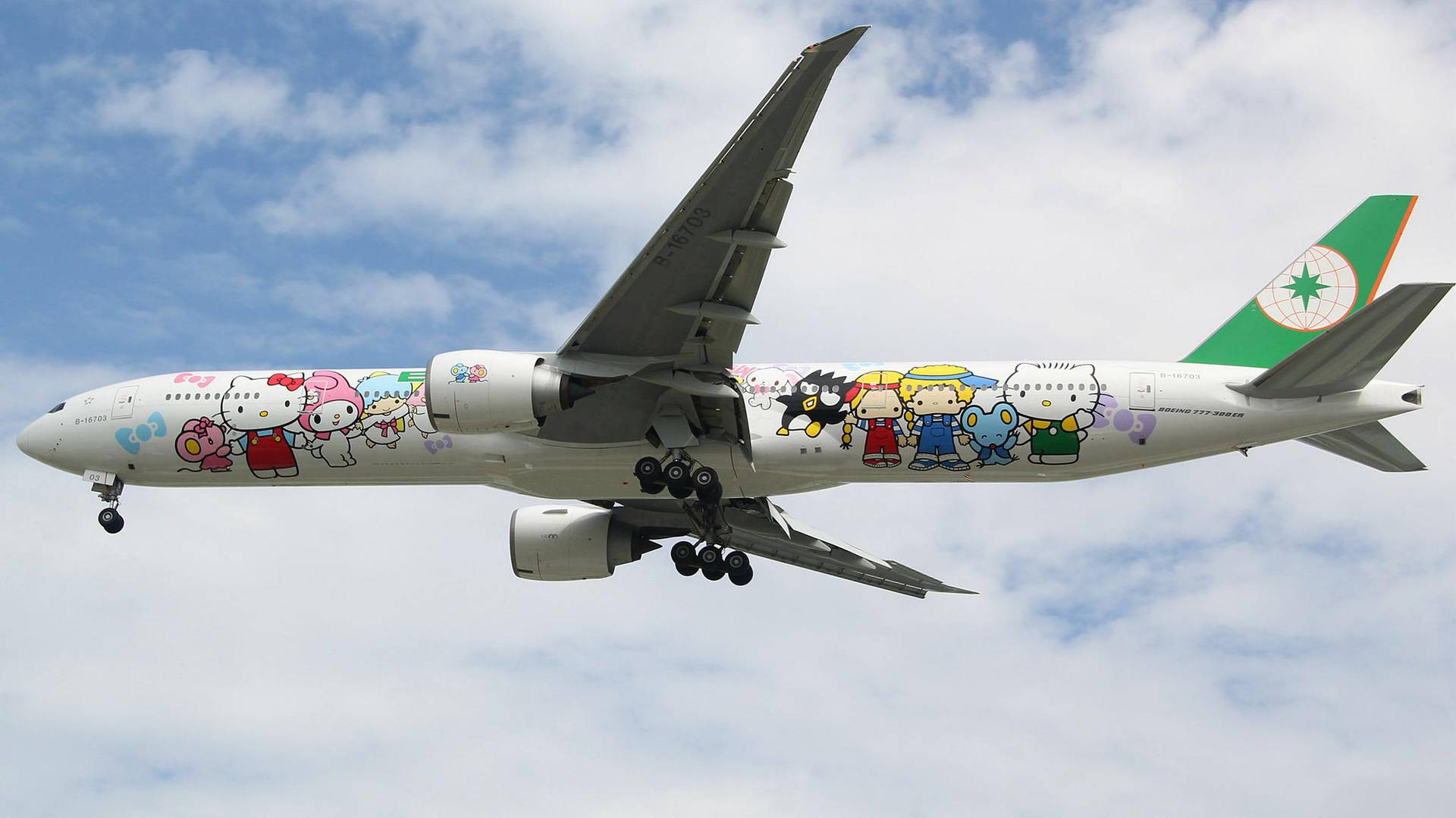 帶有Hello Kitty塗裝的飛機在藍天白雲中飛行。