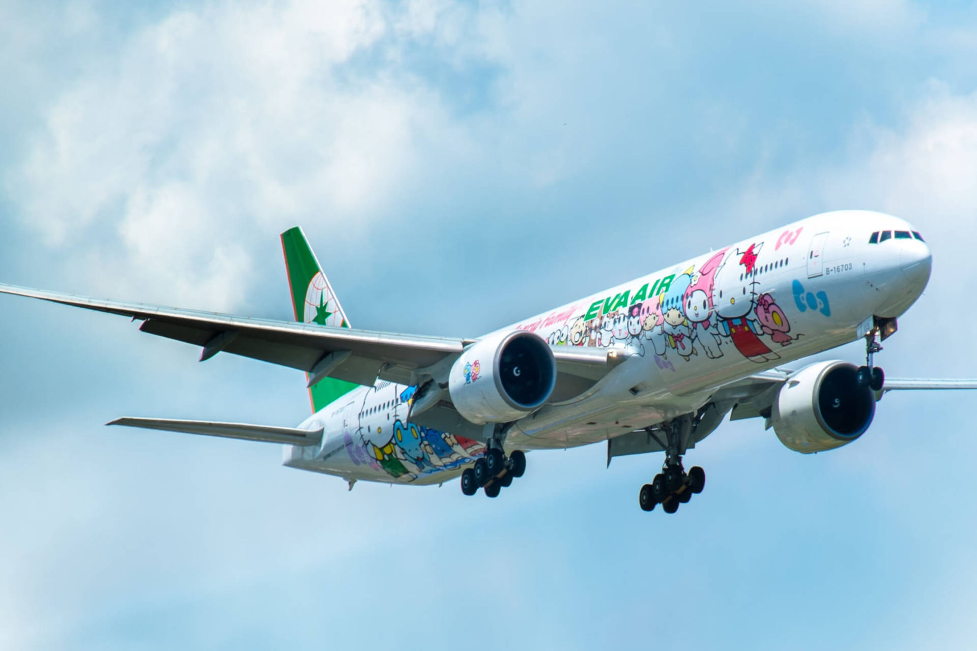一架Hello Kitty主題飛機在藍天白雲中飛行。