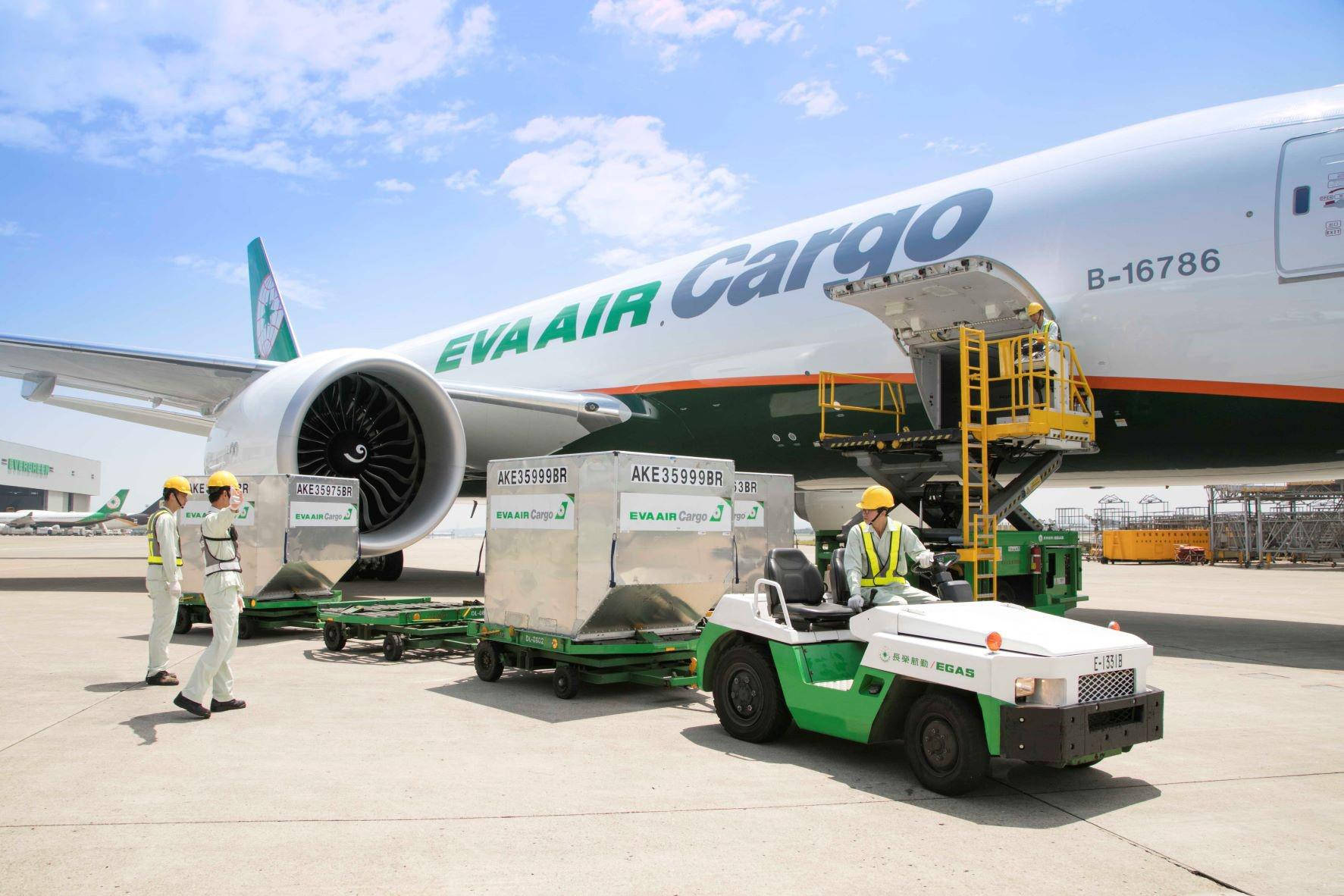 工人在機場停機坪將貨物裝上長榮航空貨機。