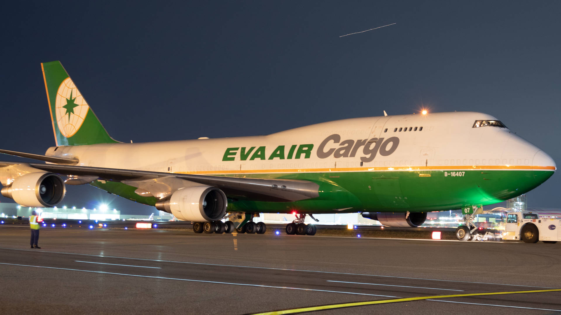 夜間停機坪上帶有地勤人員的EVA Air Cargo波音747。