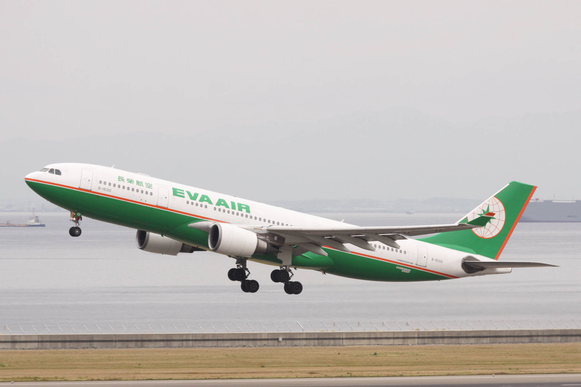 長榮航空飛機在水邊跑道降落
