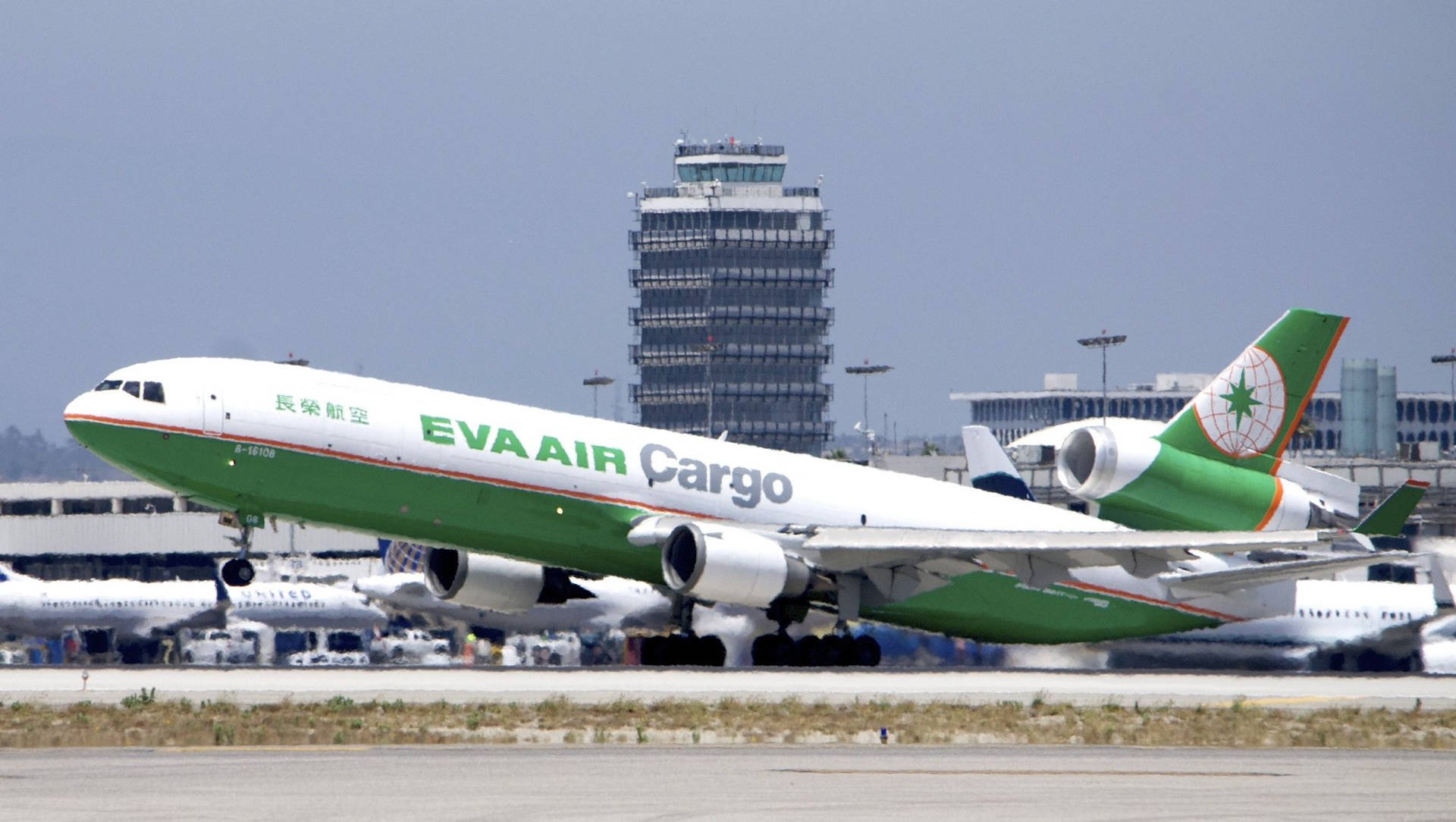 EVA Air Cargo飛機在機場停機坪上，背景有控制塔。