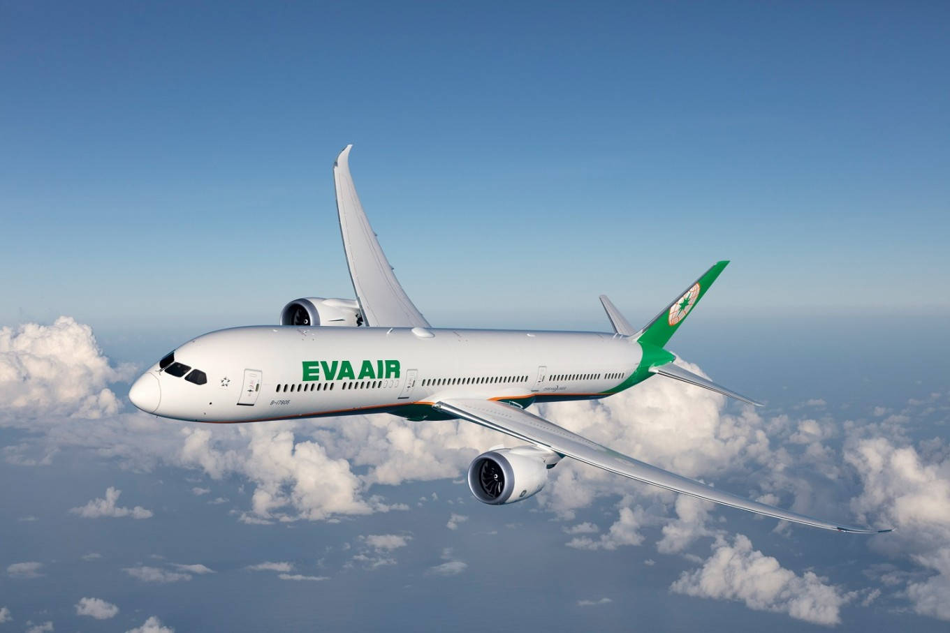 EVA AIR 飛機在清澈藍天的雲層上方飛行
