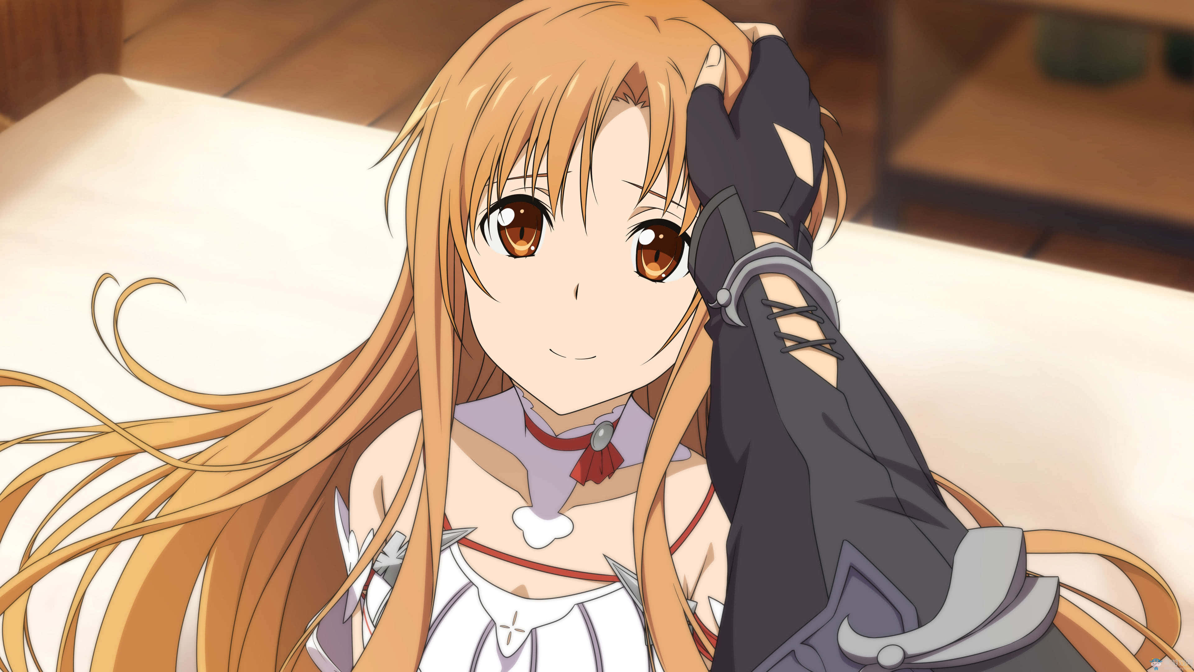 Yuuki Asuna 桌布 壁紙 — 長橙色頭髮、棕色眼睛的動漫女孩，戴著黑色手套的手輕觸頭部，溫柔微笑。