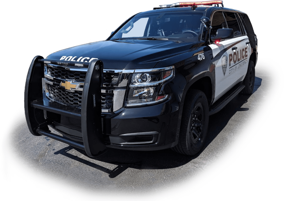 長灘市警察車輛與警報器 壁紙 — 一輛黑白警用SUV，閃爍著警燈，停在灰色瀝青路面上，背景為純綠色。