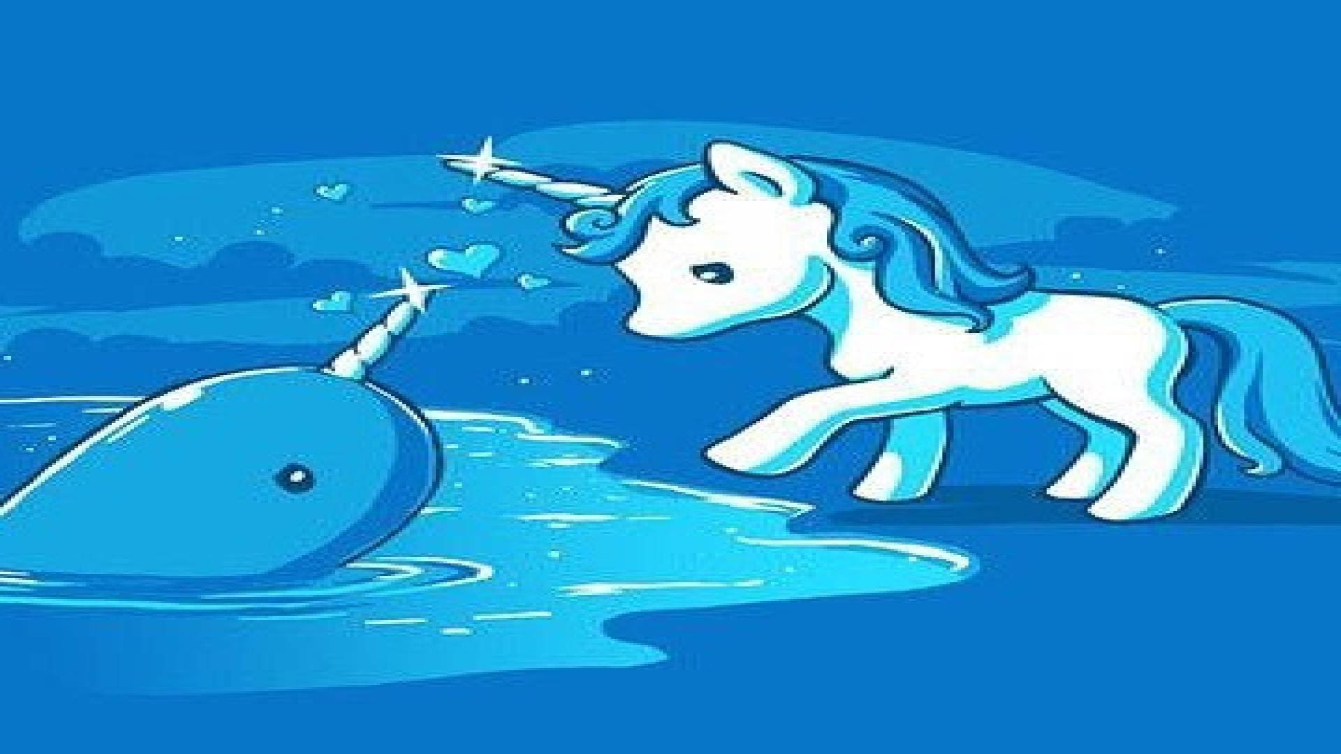 卡通獨角獸和一角鯨在藍色水中嬉戲互動。