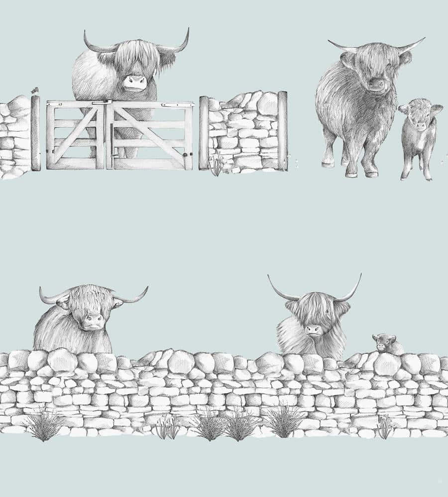 Highland Cow 桌布 壁紙 — 長角長毛高地牛站在質樸的石柵欄後面，背景是淡薄荷色。