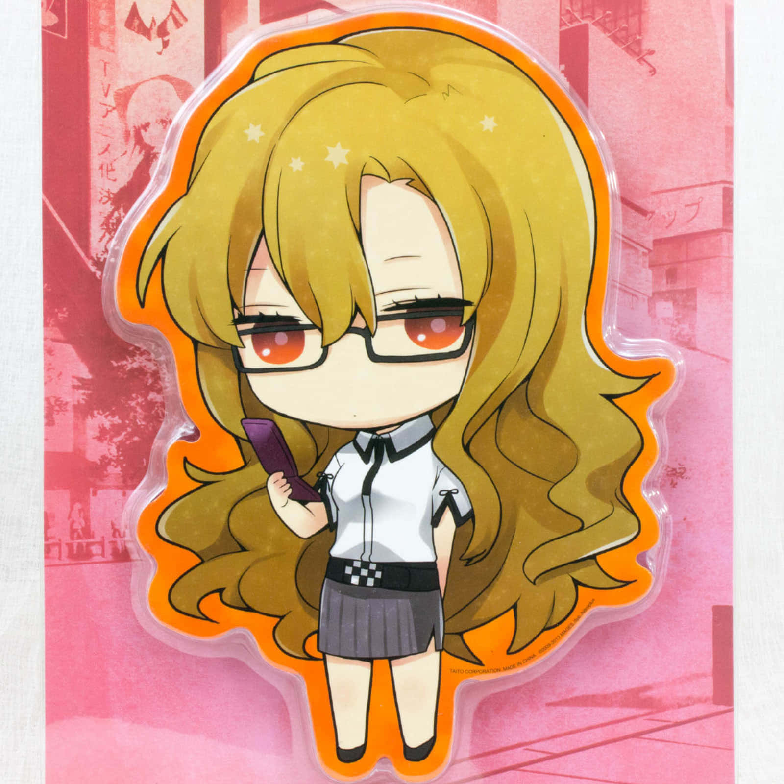 Moeka Kiryu 桌布 壁紙 — 長金髮紅眼嘅Q版動漫女仔喺粉紅色城市背景下揸住電話。