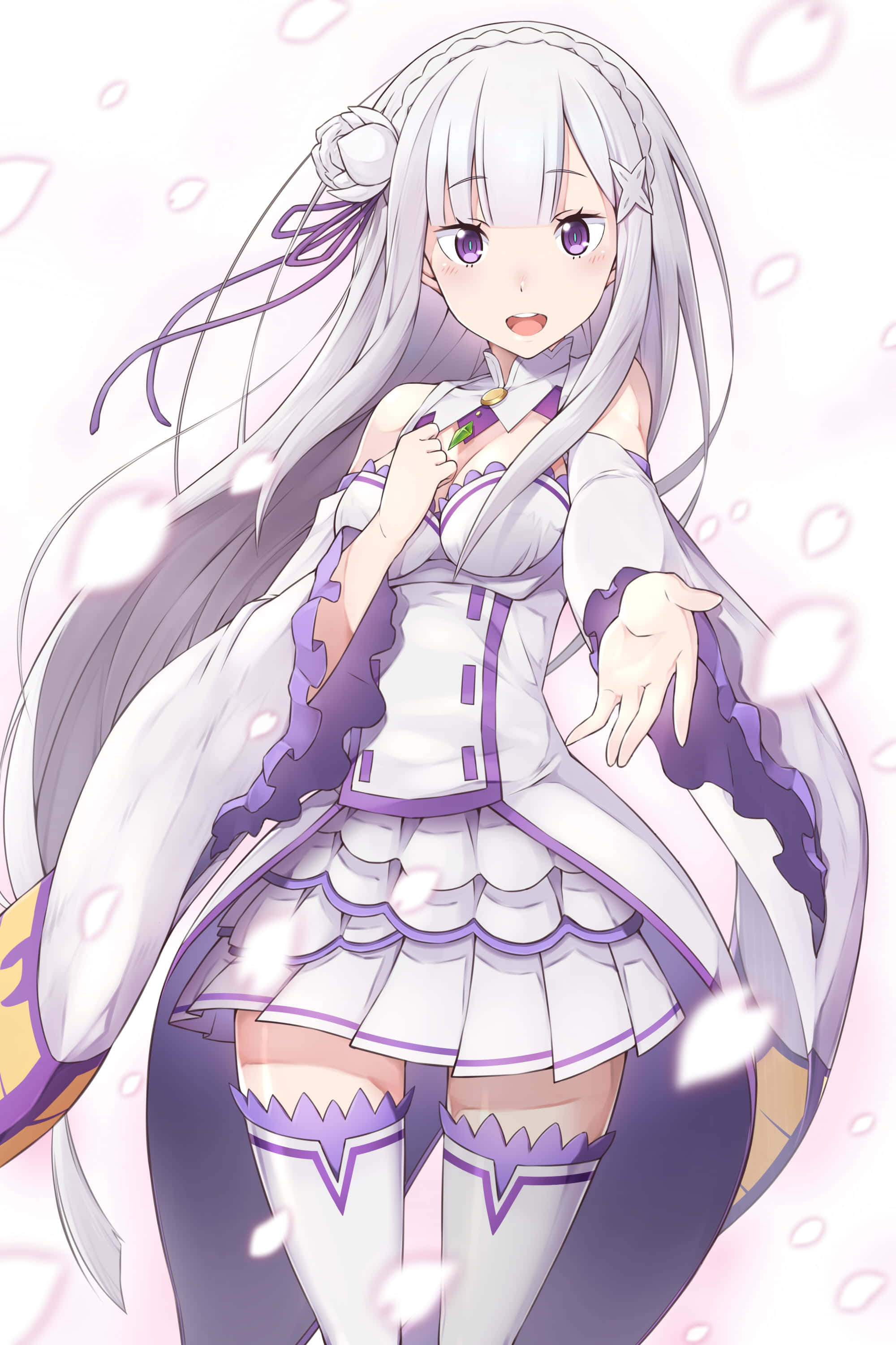 Re Zero Emilia 桌布 壁紙 — 長銀色頭髮和紫色眼睛的動漫女孩穿著白色和紫色的荷葉邊連衣裙，櫻花在她周圍飄浮。