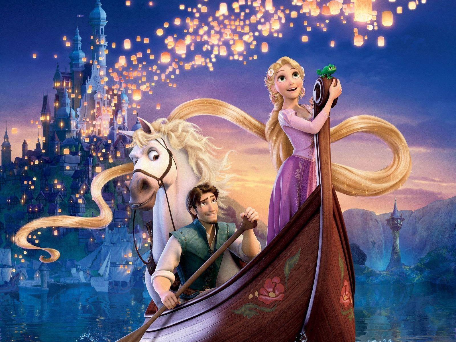 Disney Princess 桌布 壁紙 — 長髮公主和費林·雷德在日落時分划船，燈籠漂浮在發光的城堡上方。