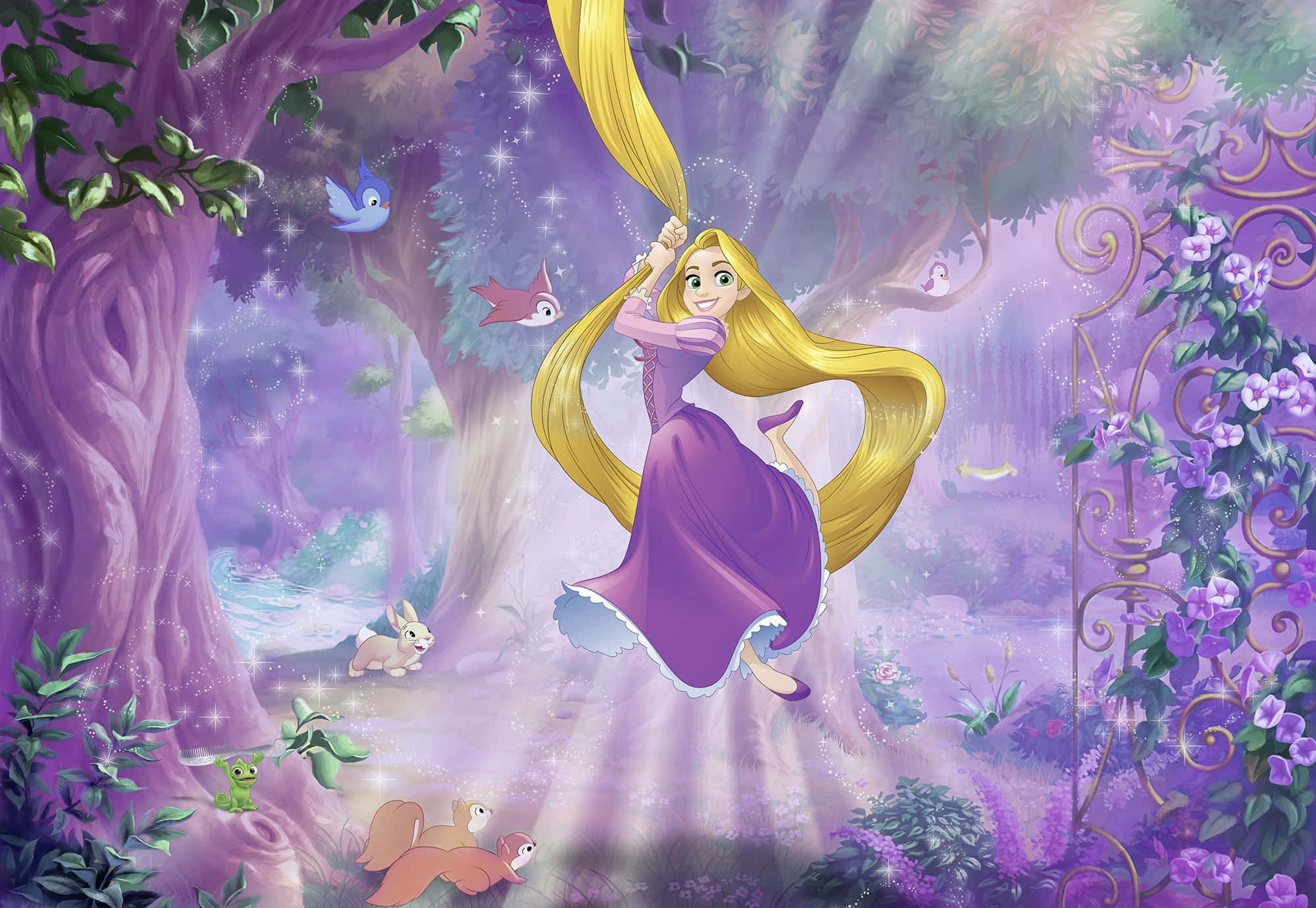 Rapunzel 桌布 壁紙 — 長髮公主在一個神奇的紫色森林中快樂地盪鞦韆，周圍有閃爍的光芒和森林生物。