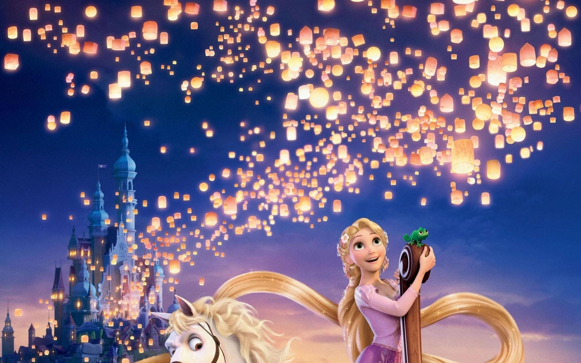 Rapunzel 桌布 壁紙 — 長髮公主站在她的馬旁邊，成千上萬盞發光的燈籠在宏偉城堡上方的暮色天空中升起。