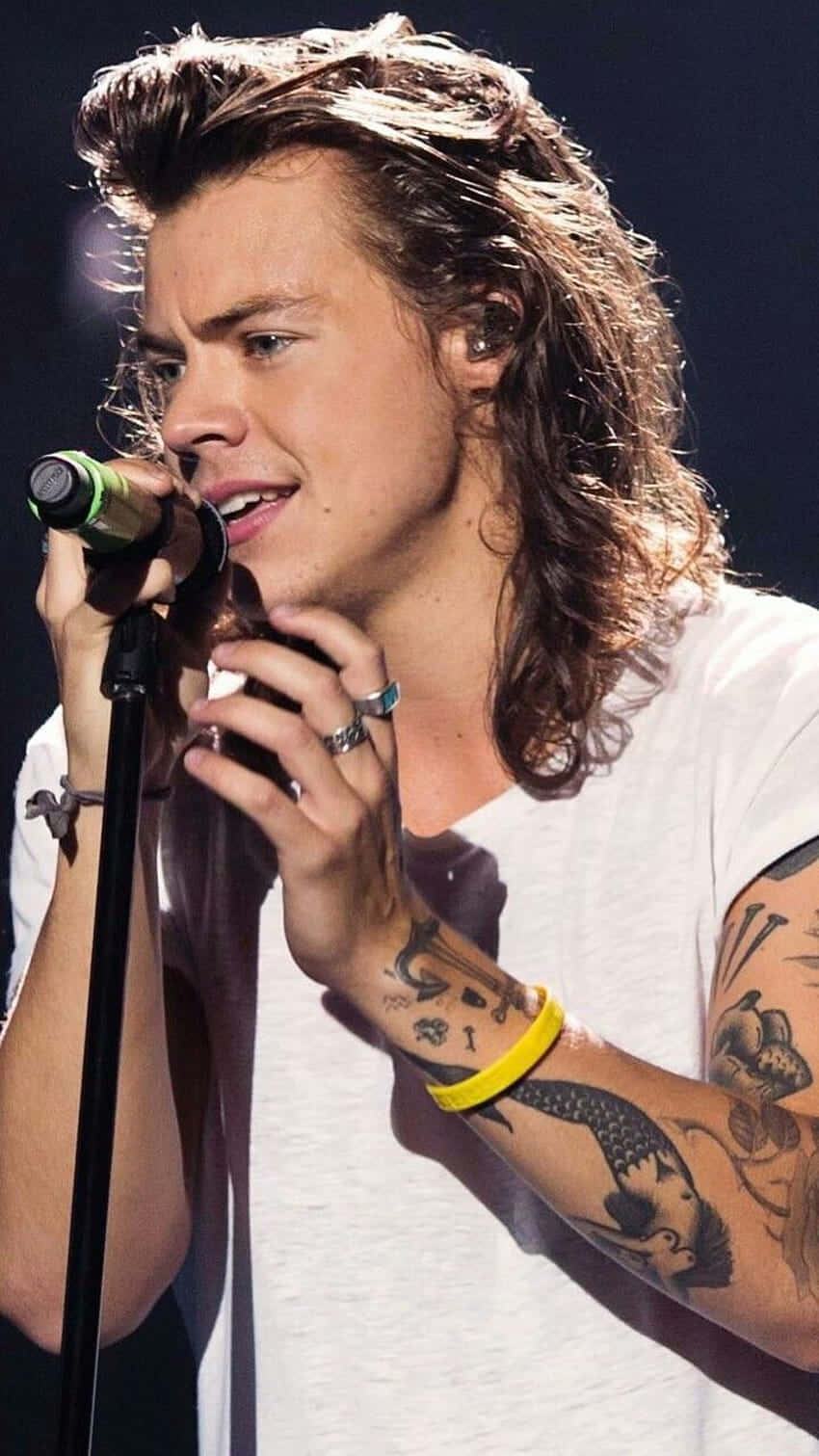Harry Styles 現場表演，帶有紋身和麥克風