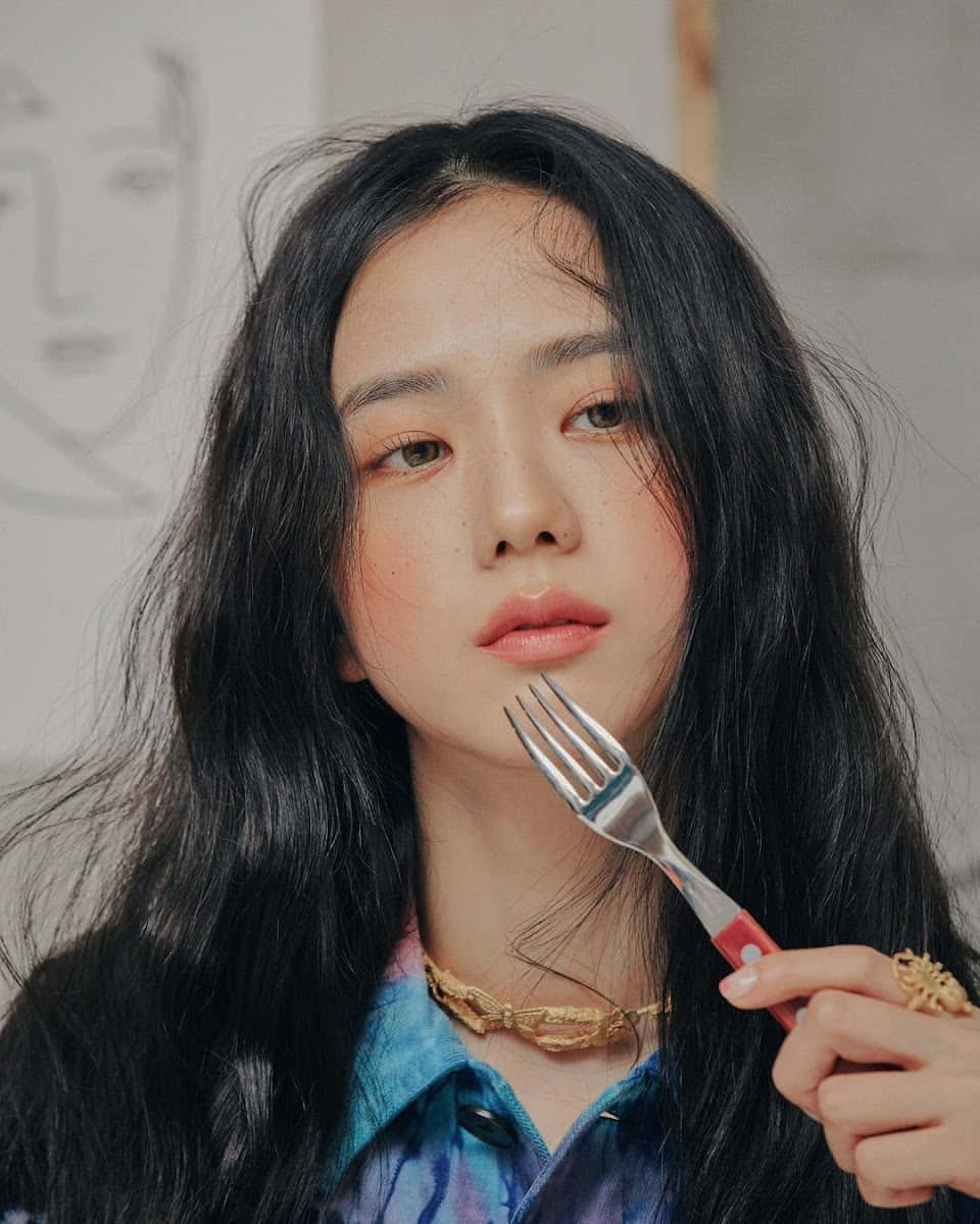 長髮女孩手持叉子