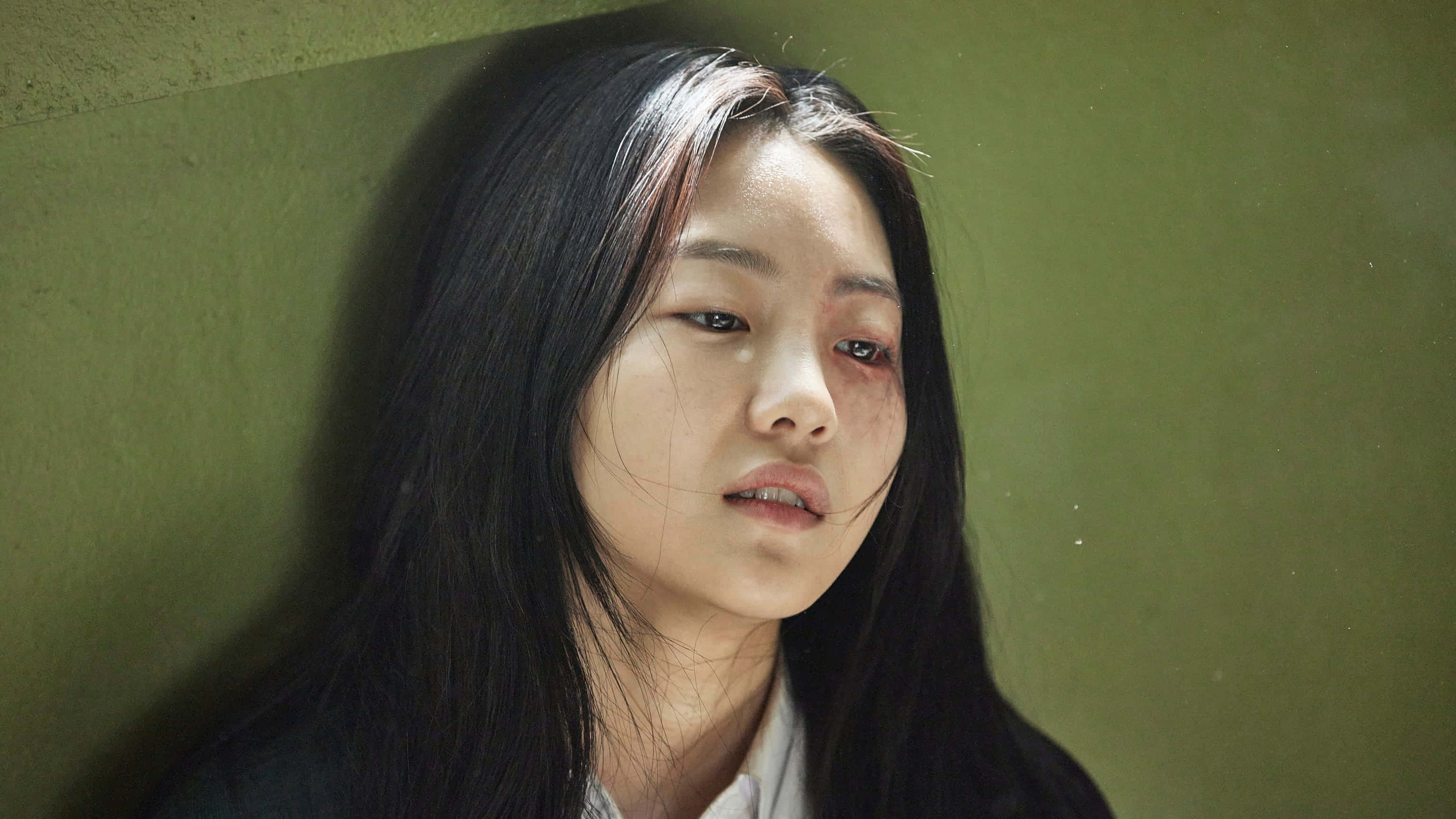 長髮年輕女子倚牆而立 壁紙