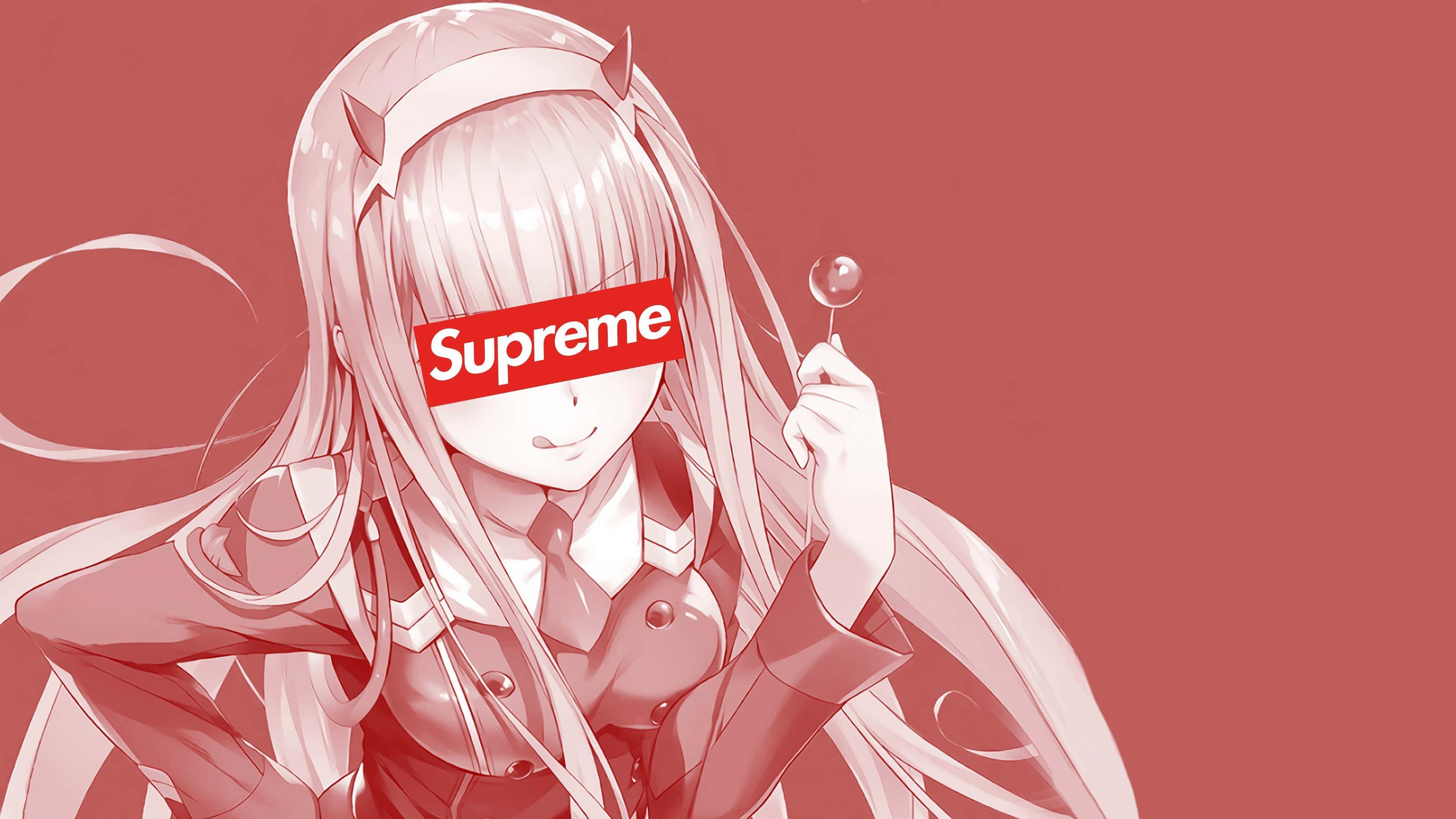 4K Supreme Darling in the Franxx 壁紙 — 長髮惡魔角動漫女孩，手持棒棒糖，眼睛上蓋有Supreme標誌，背景為純紅色。