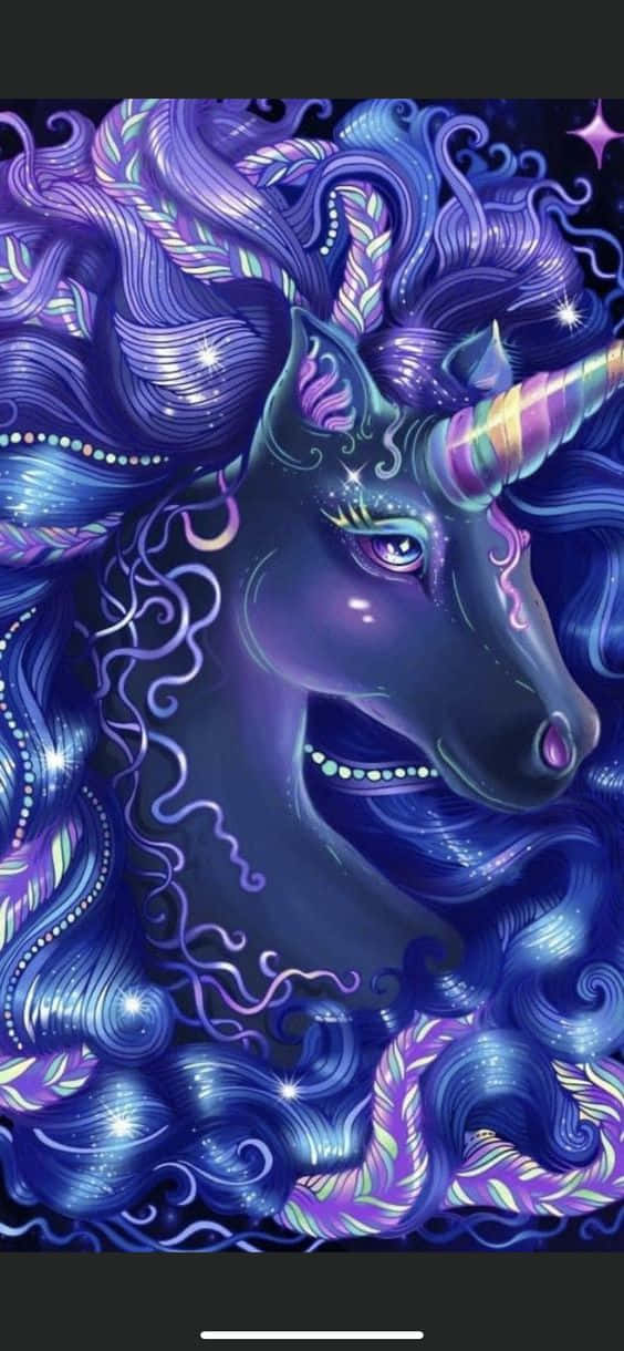 在星空夜晚場景中，一隻發光的紫色獨角獸，帶有彩虹角和旋轉的鬃毛。