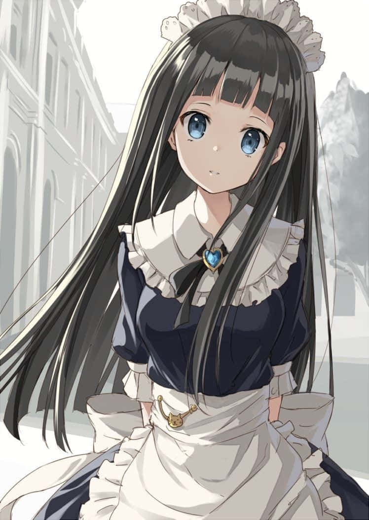 長黑髮動漫少女 壁紙 — 一位年輕的動漫女孩，長長的黑髮和藍色的眼睛，穿著詳細的女僕裝，帶有白色荷葉邊和心形胸針，背景是柔和的灰色城市景觀。